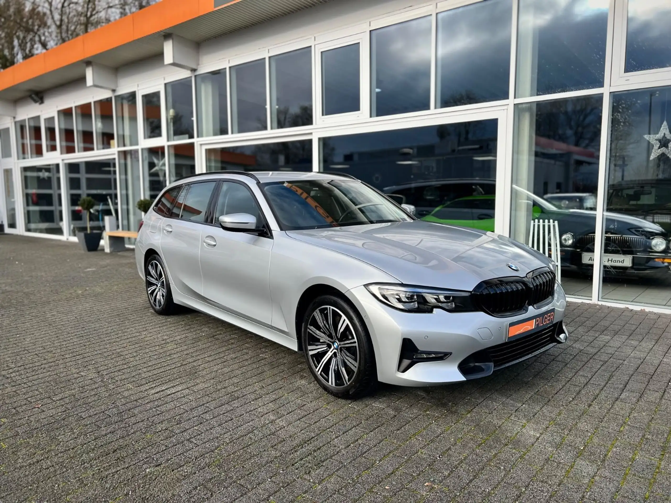 BMW 330 2019