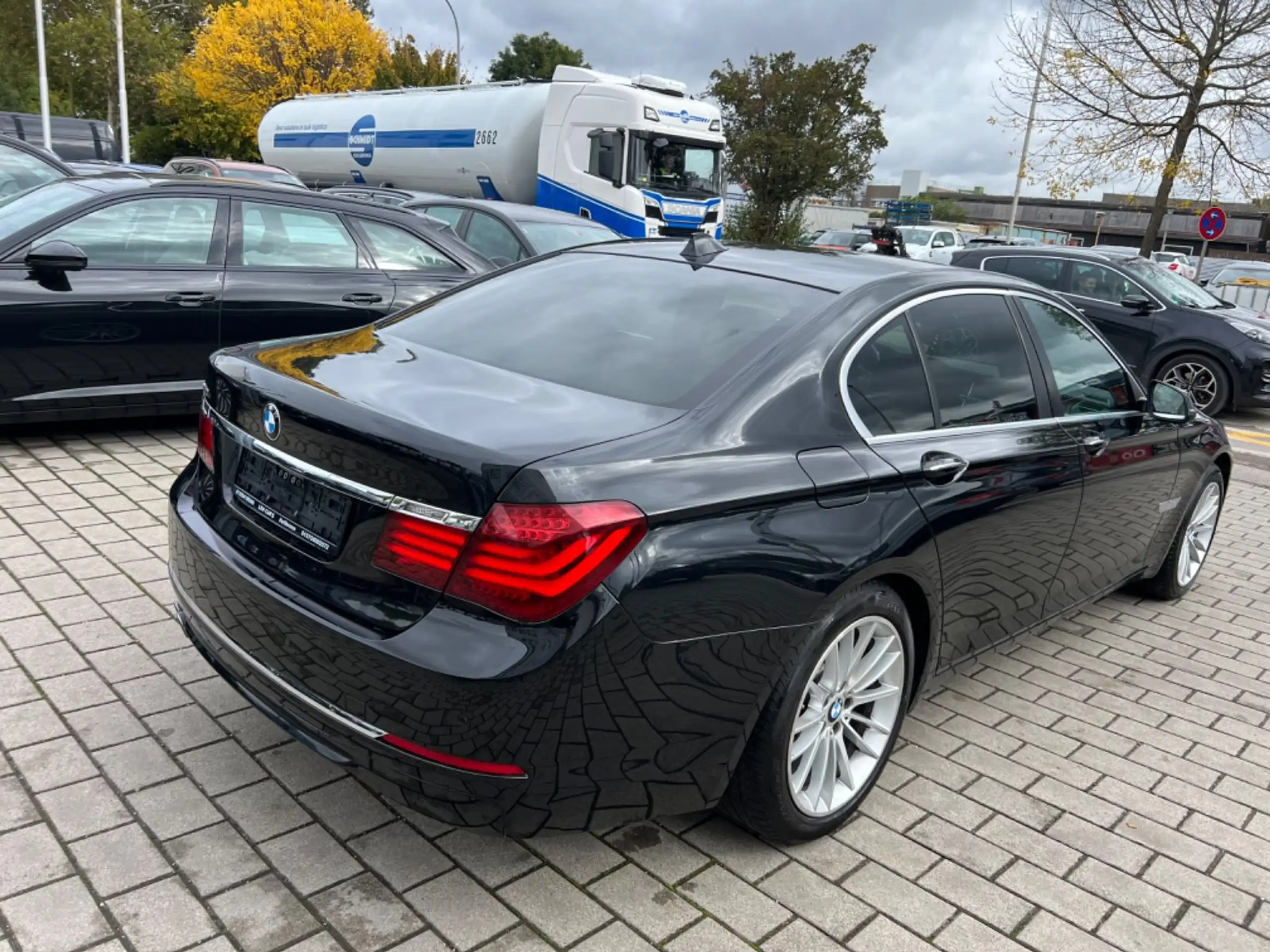 BMW - 730