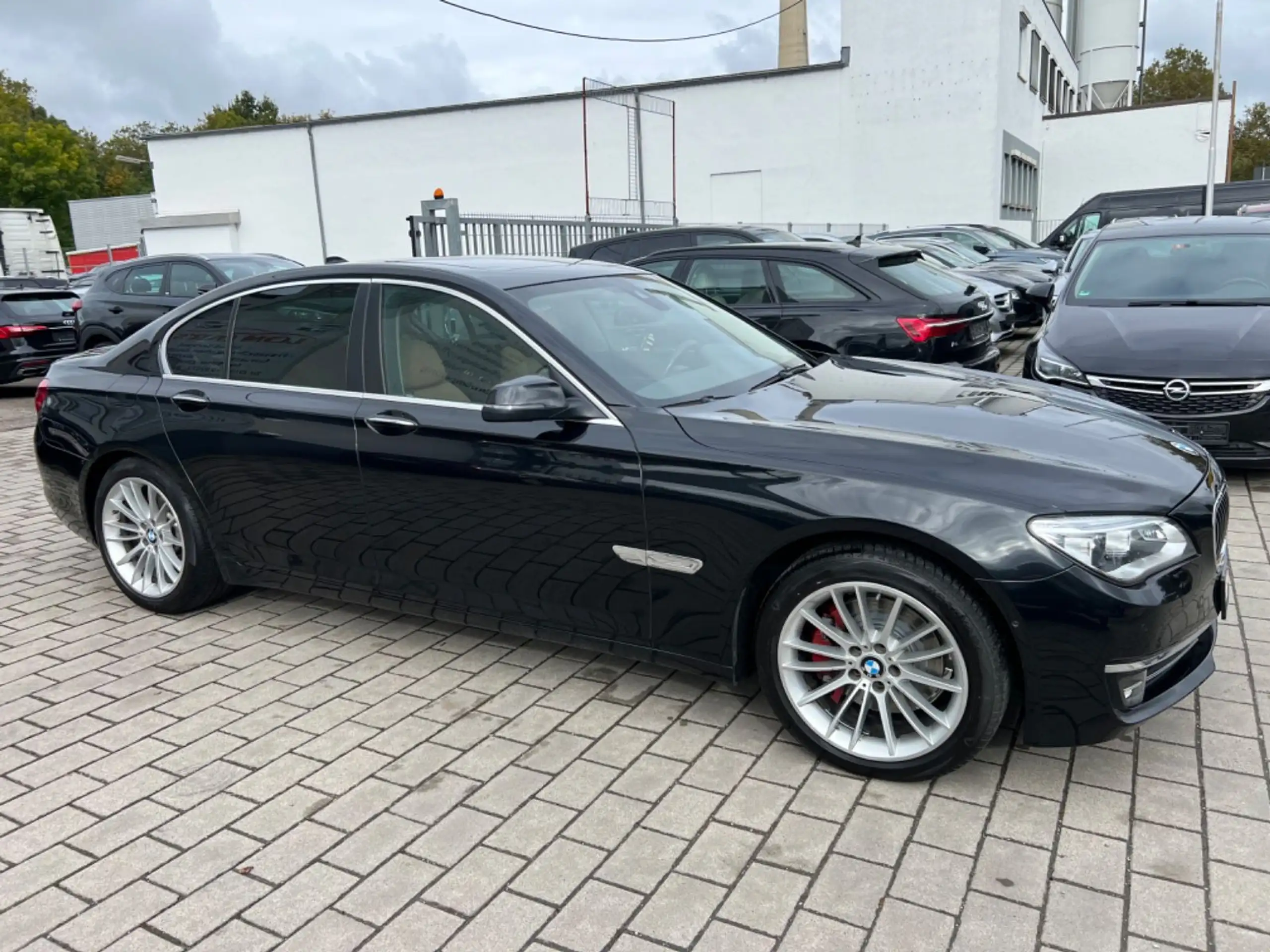 BMW - 730