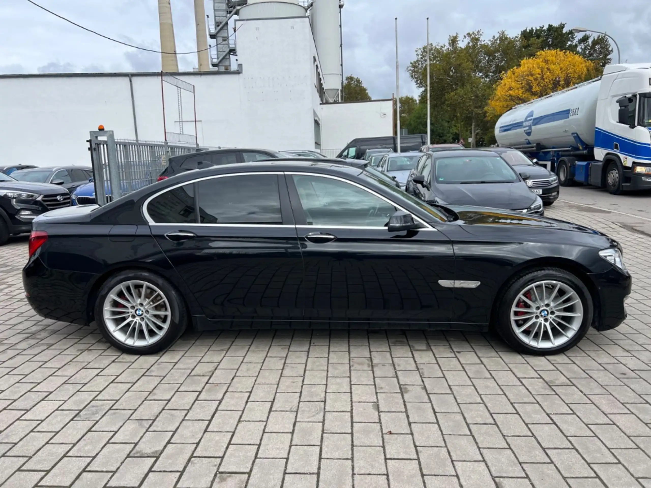 BMW - 730