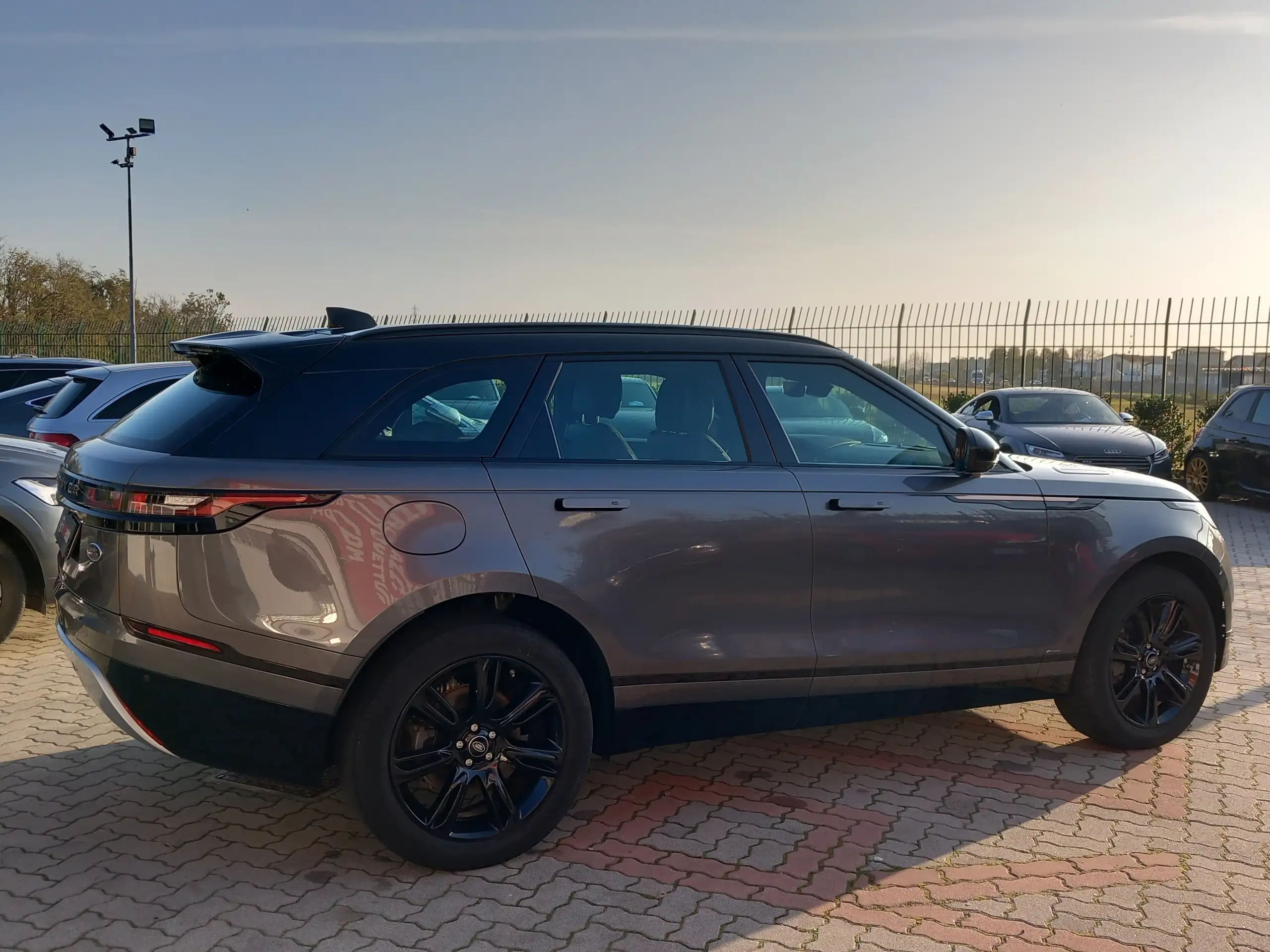 Land Rover - Range Rover Velar