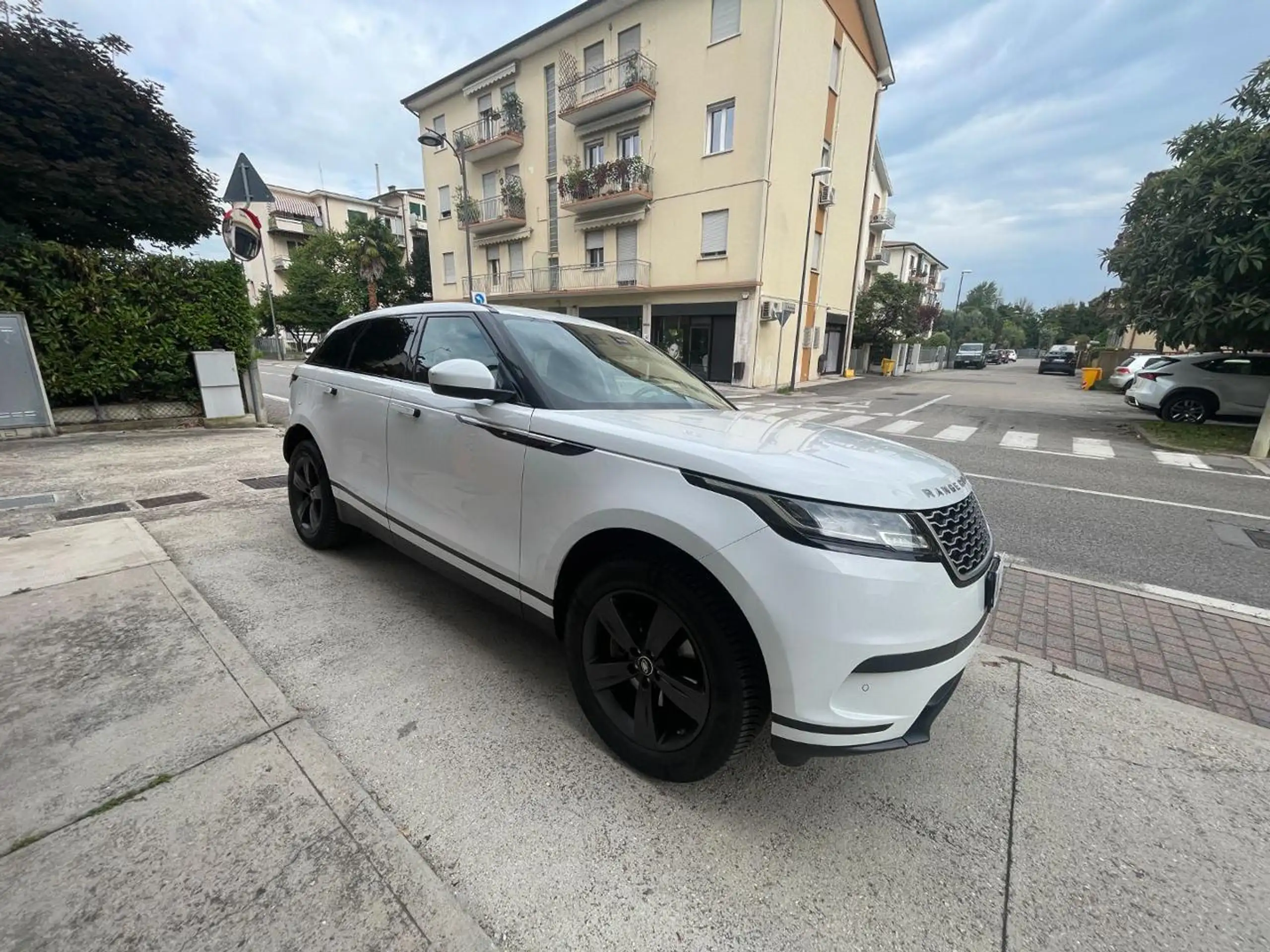 Land Rover - Range Rover Velar