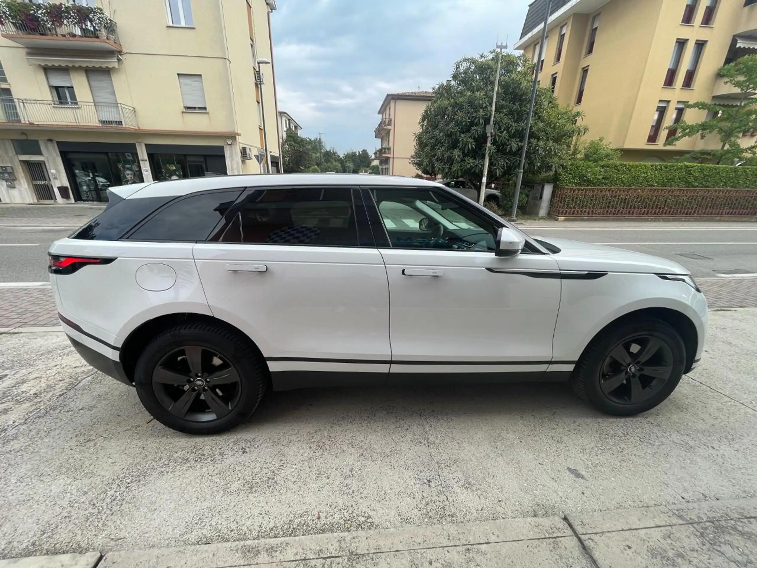 Land Rover - Range Rover Velar