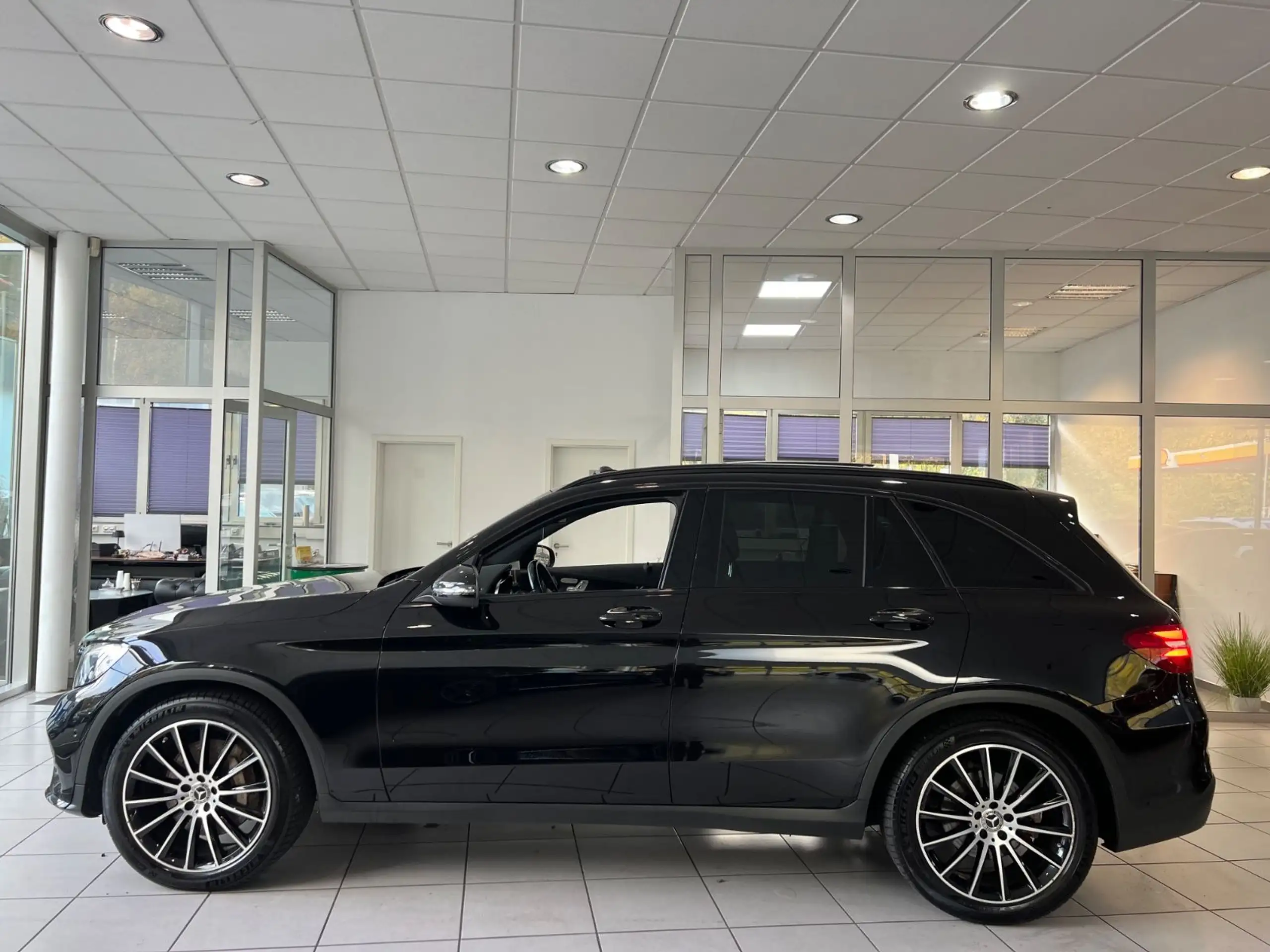 Mercedes-Benz - GLC 350