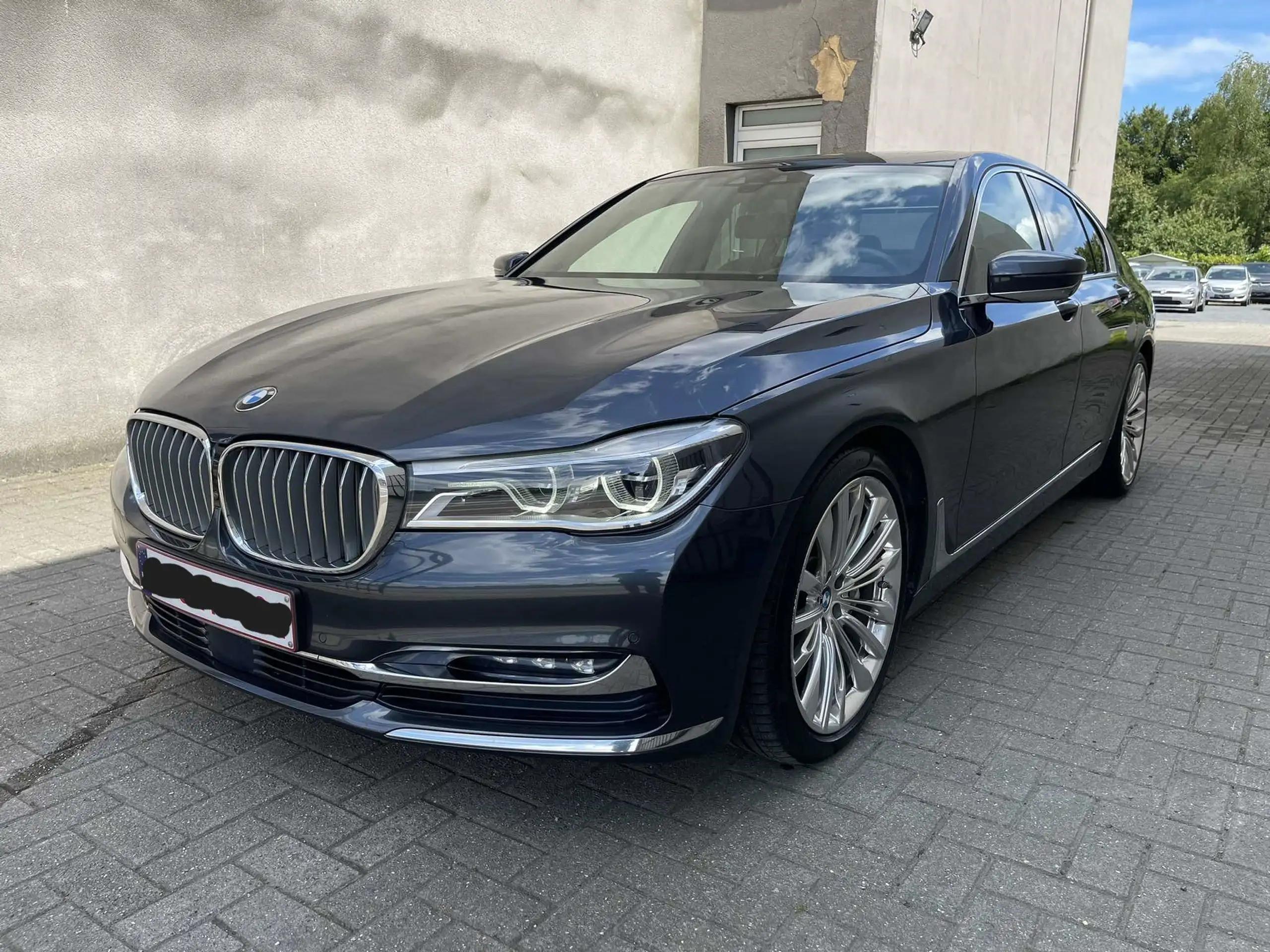 BMW - 730