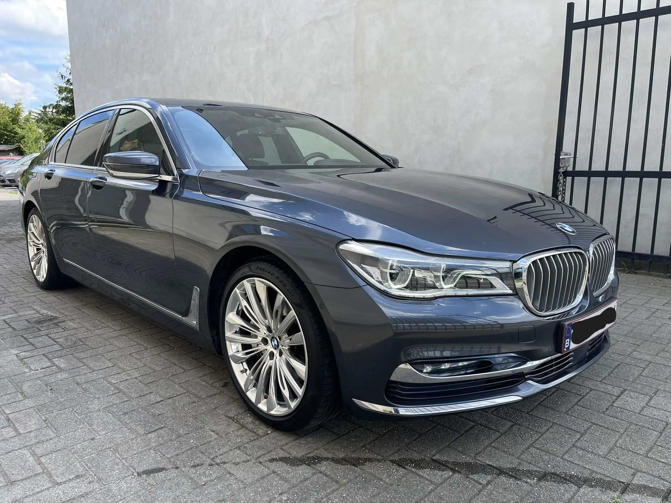 BMW - 730