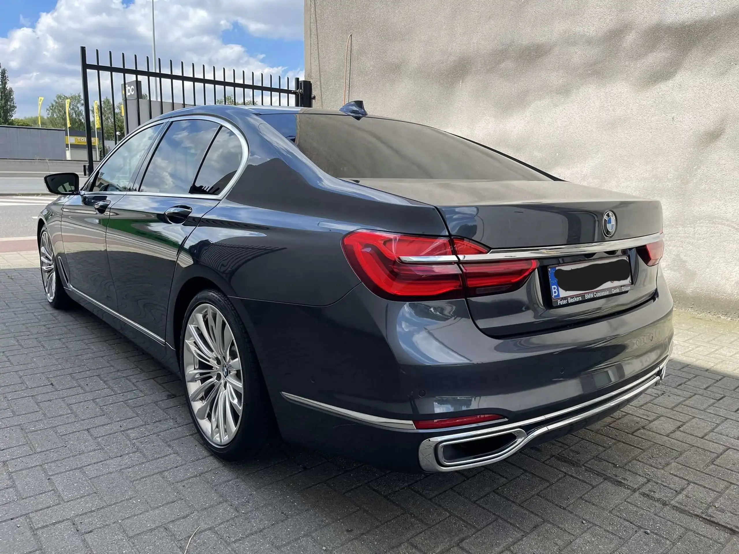 BMW - 730