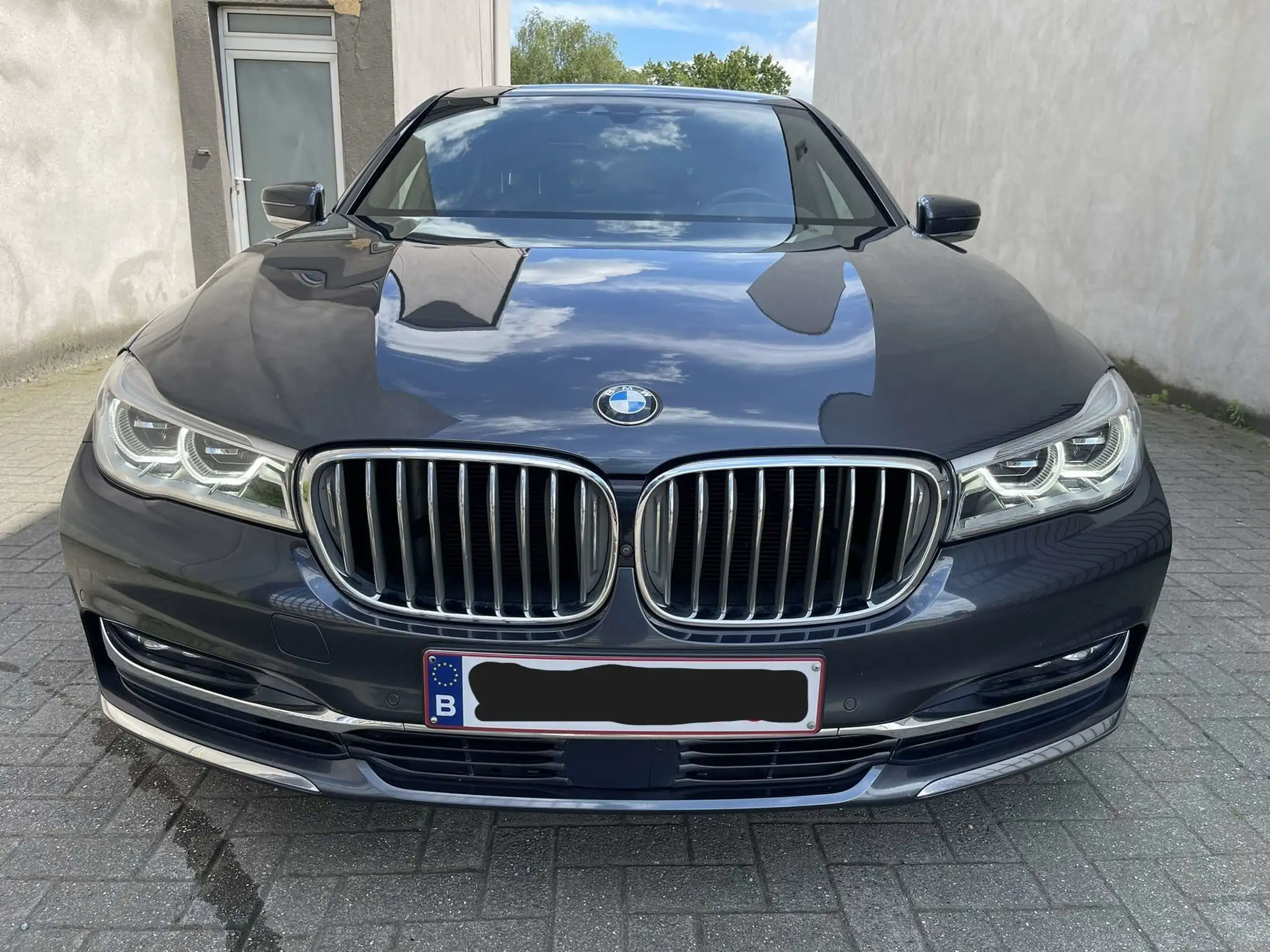 BMW - 730