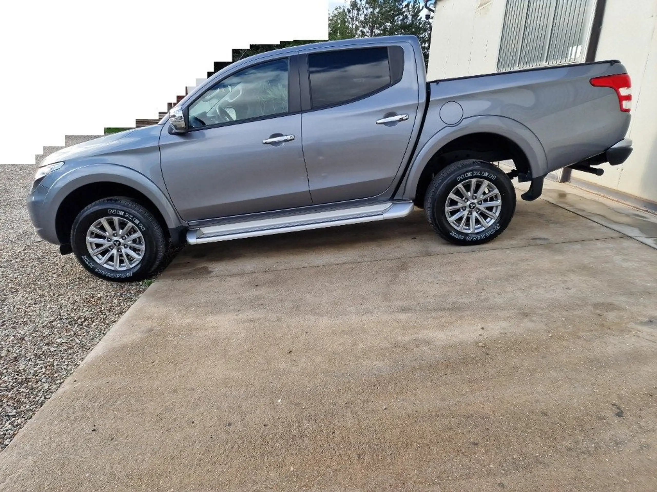 Mitsubishi - L200