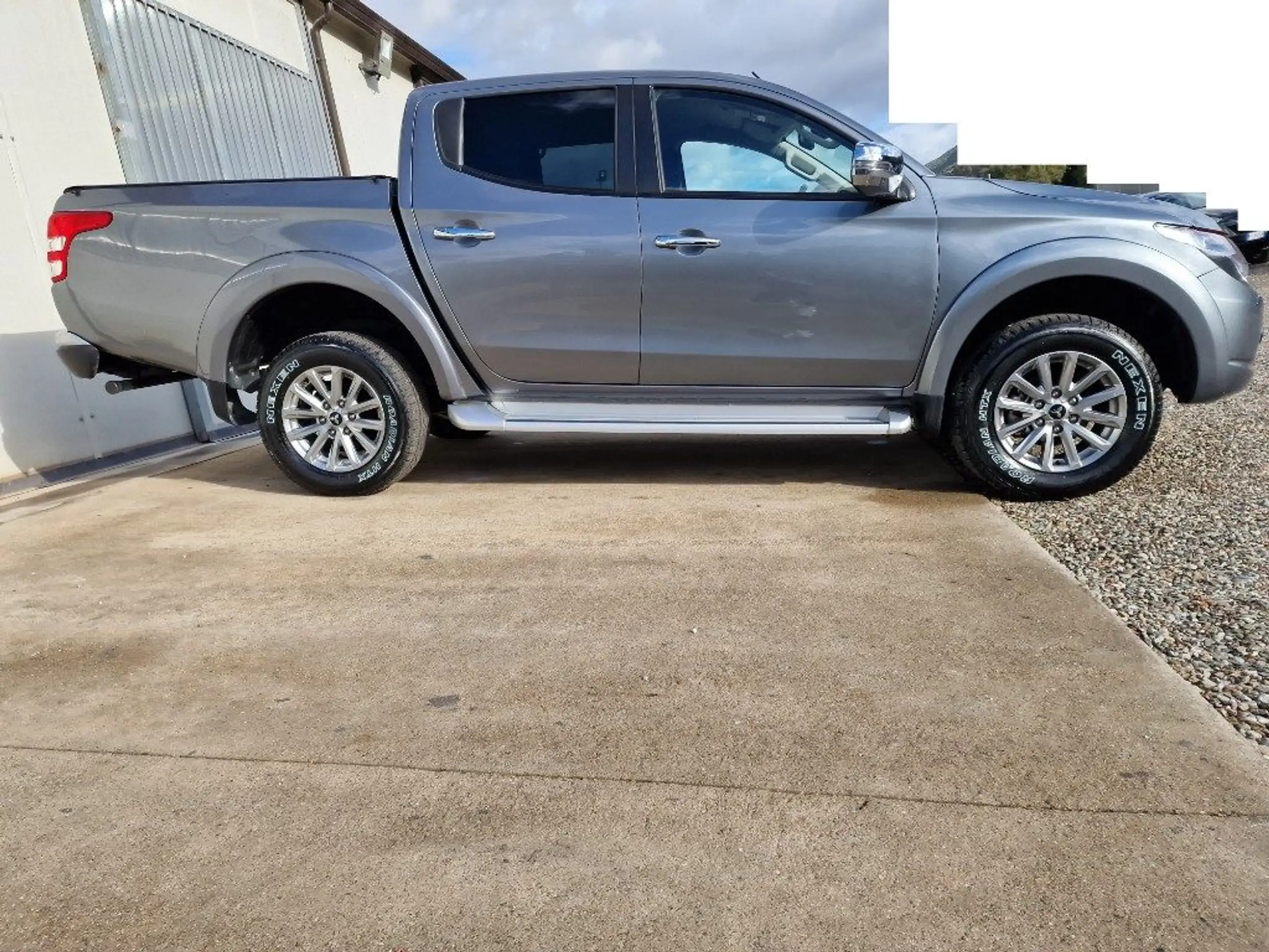 Mitsubishi - L200