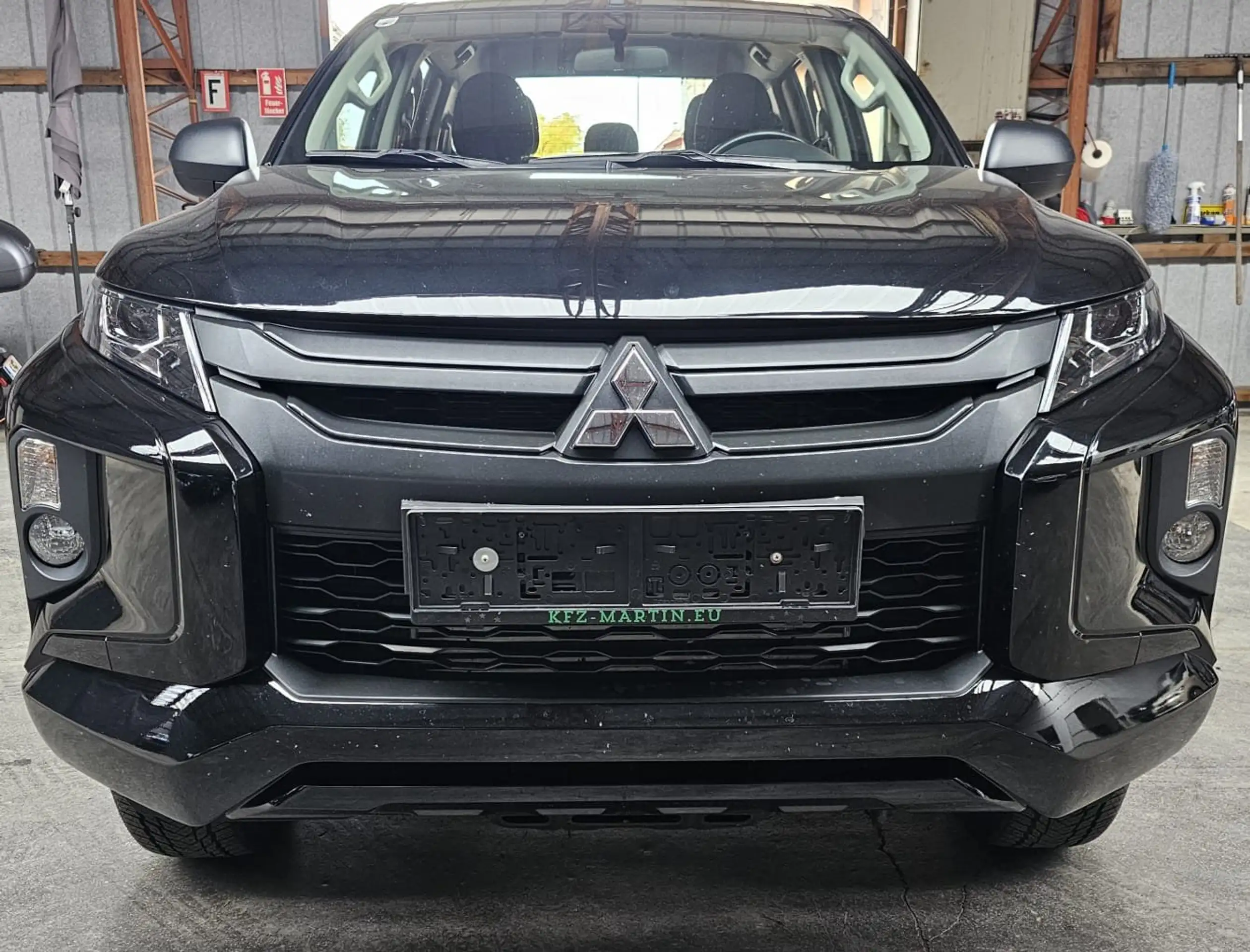 Mitsubishi - L200