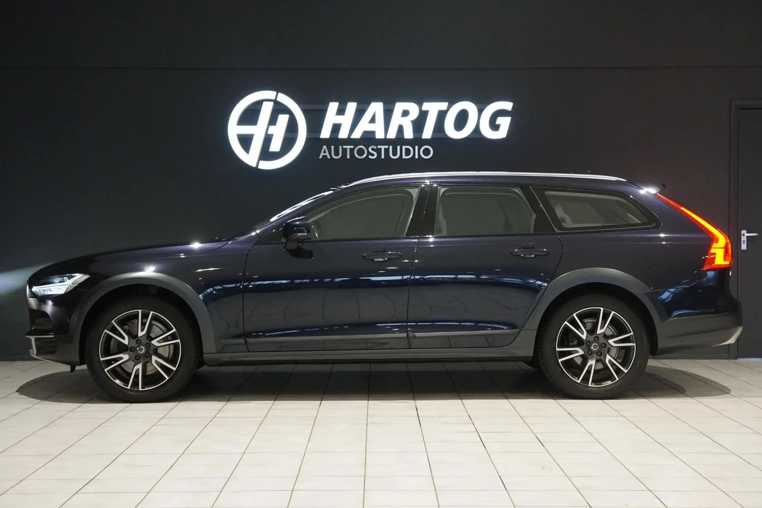 Volvo - V90 Cross Country