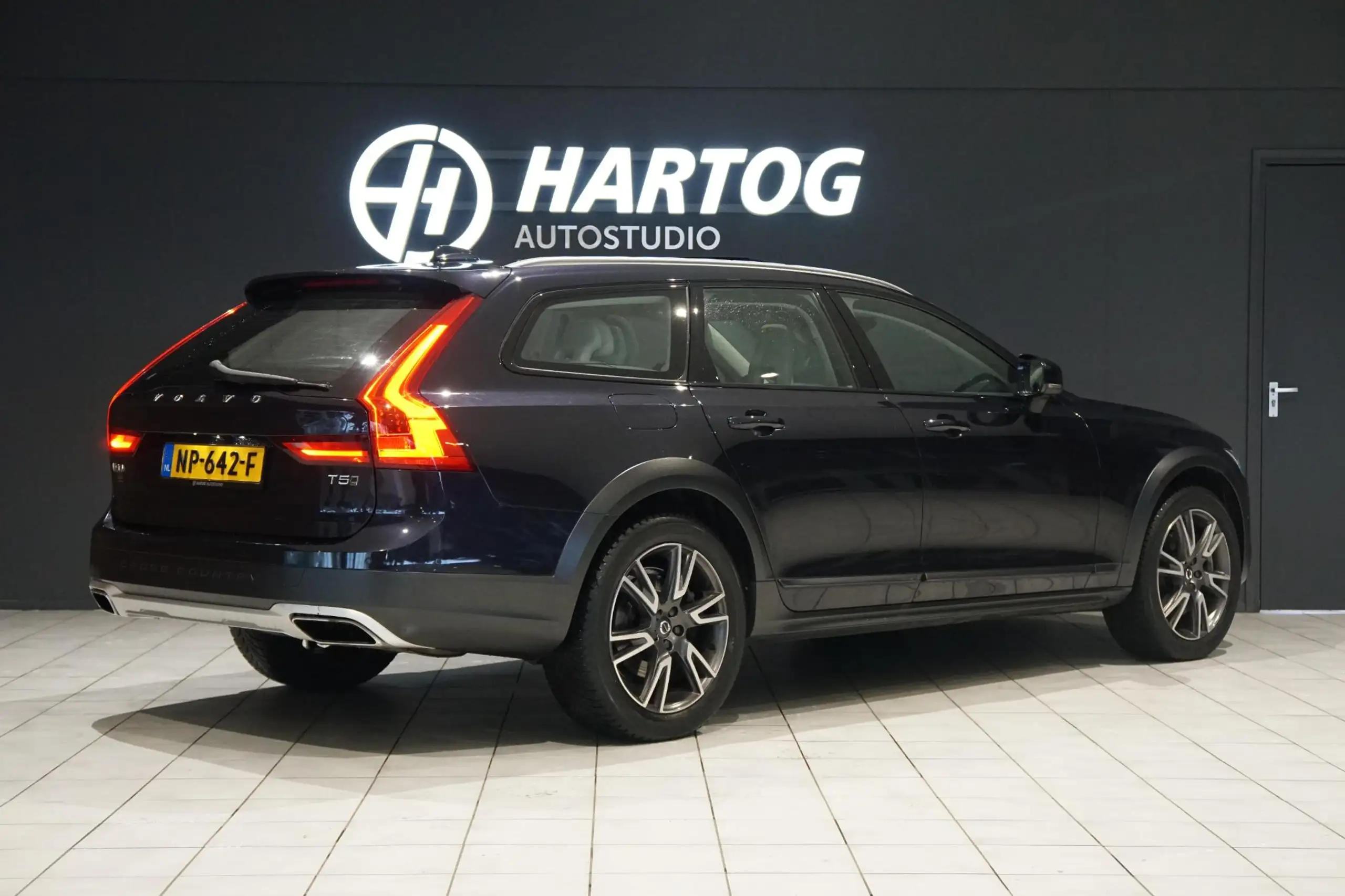 Volvo - V90 Cross Country