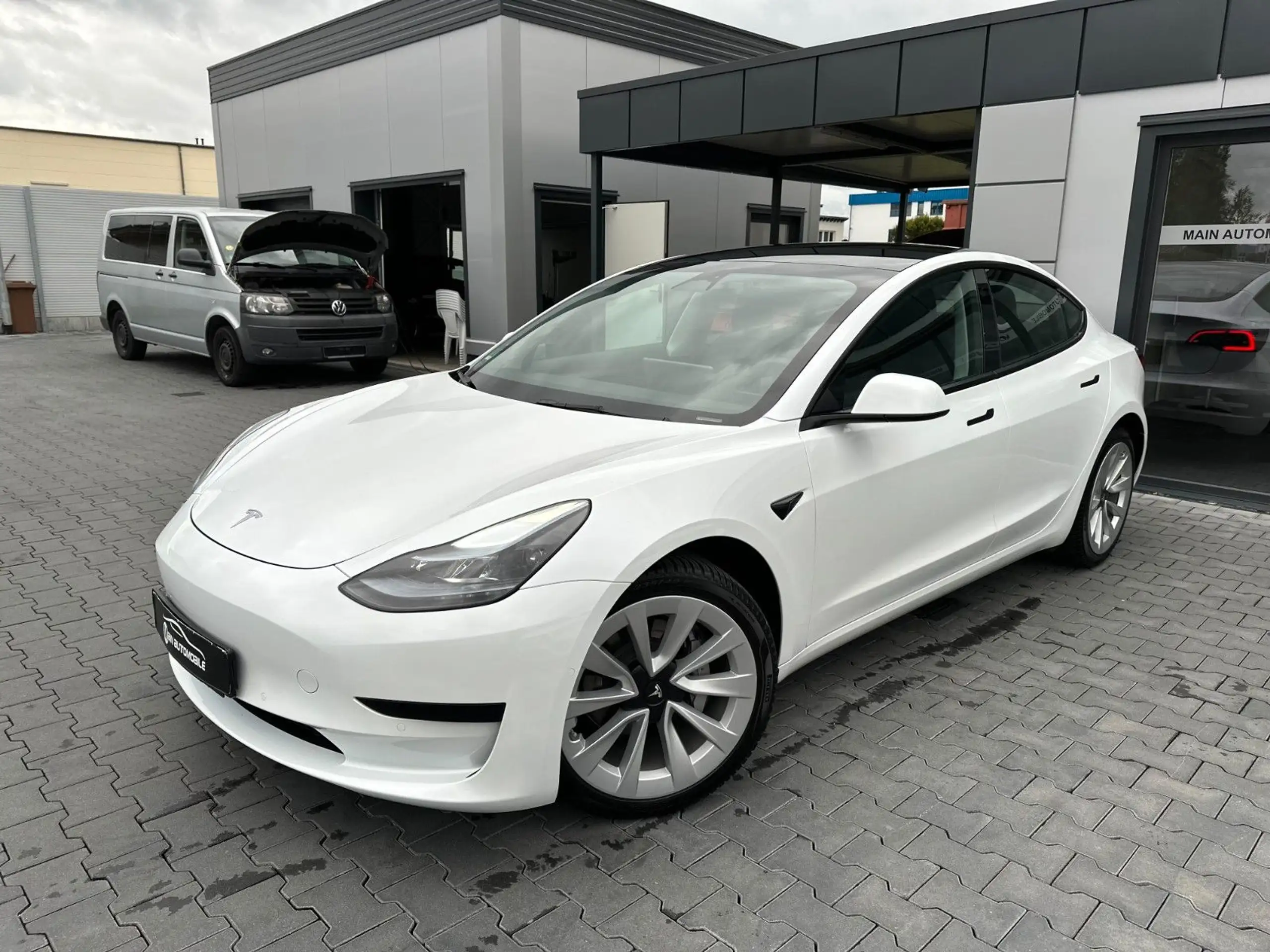 Tesla - Model 3