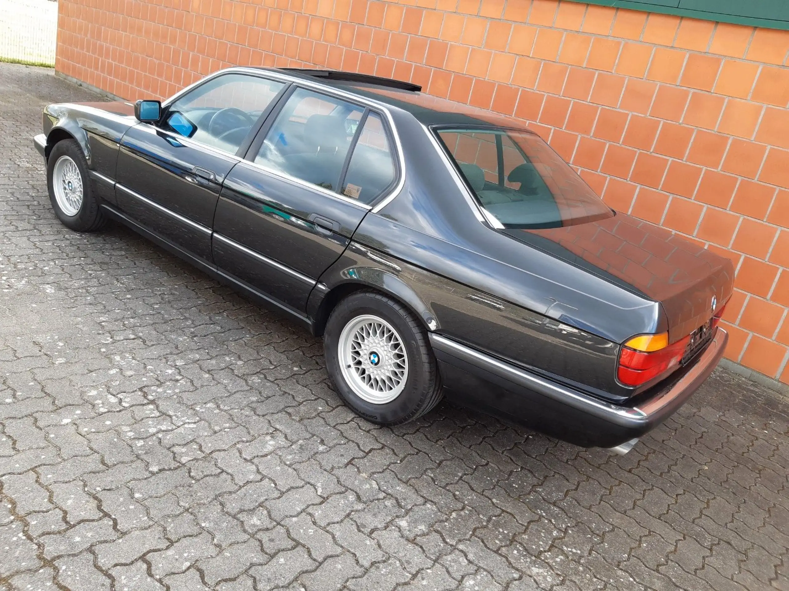 BMW - 730