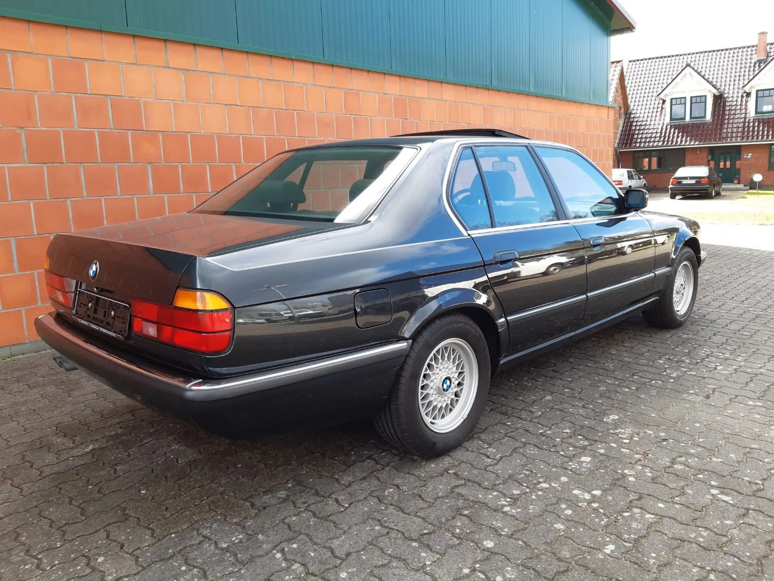 BMW - 730