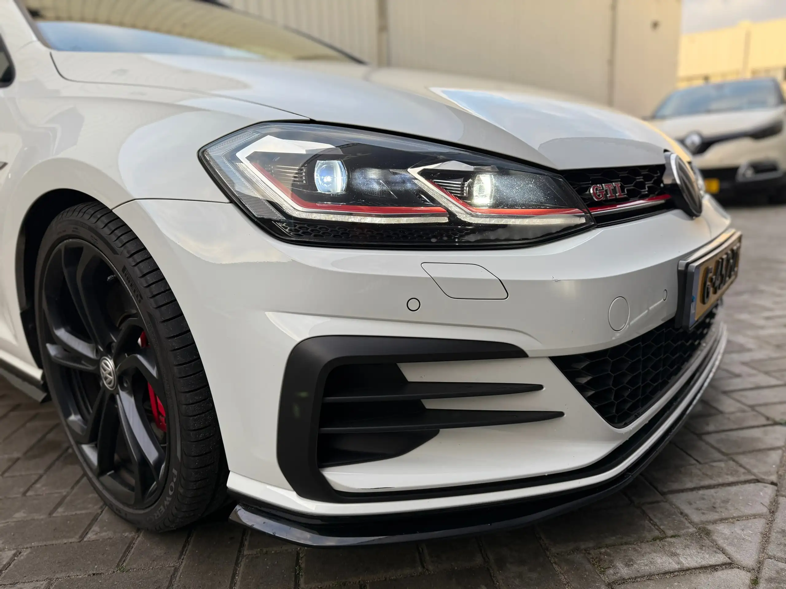 Volkswagen - Golf GTI