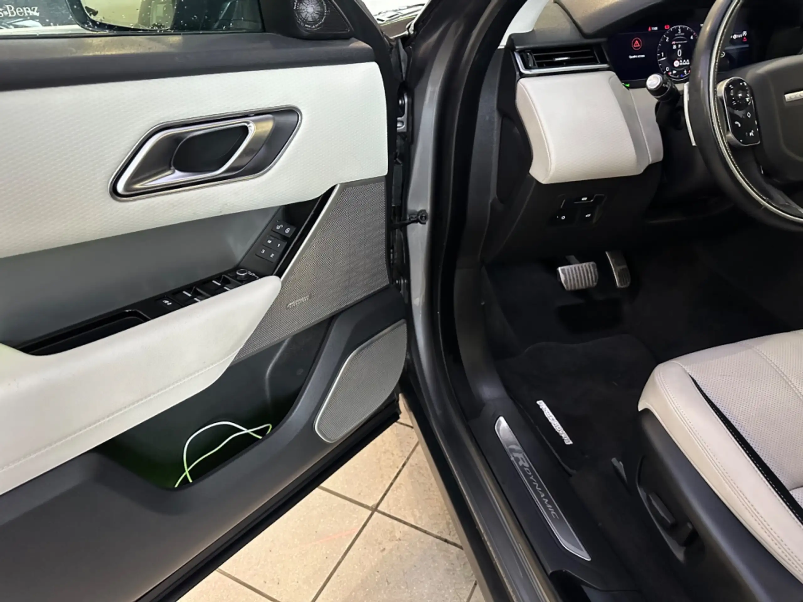 Land Rover - Range Rover Velar