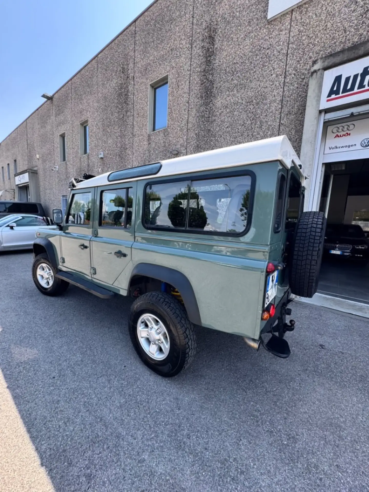 Land Rover - Defender