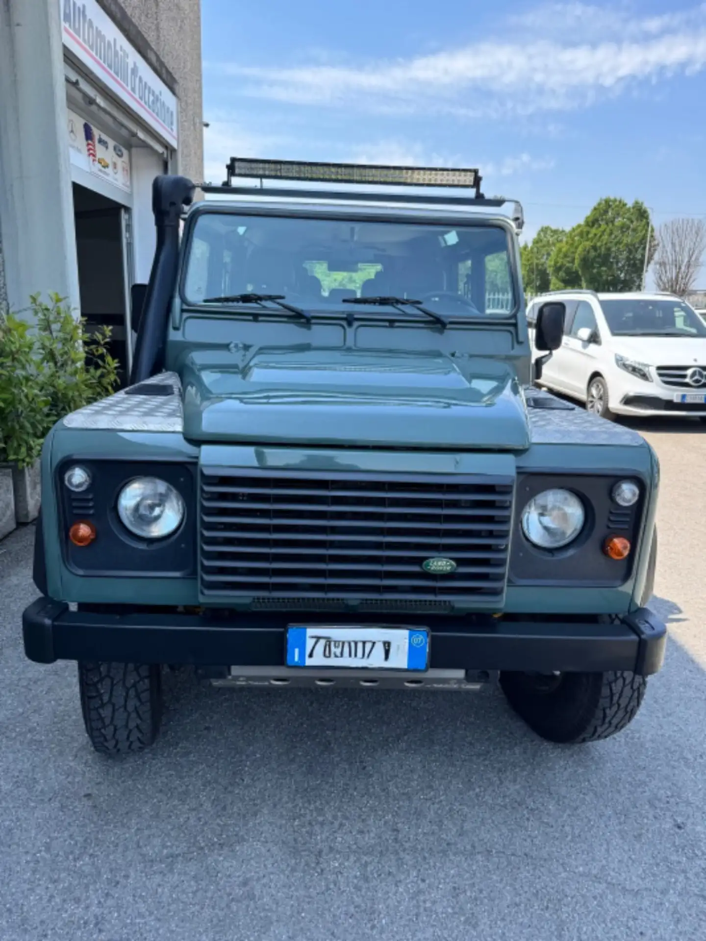 Land Rover - Defender