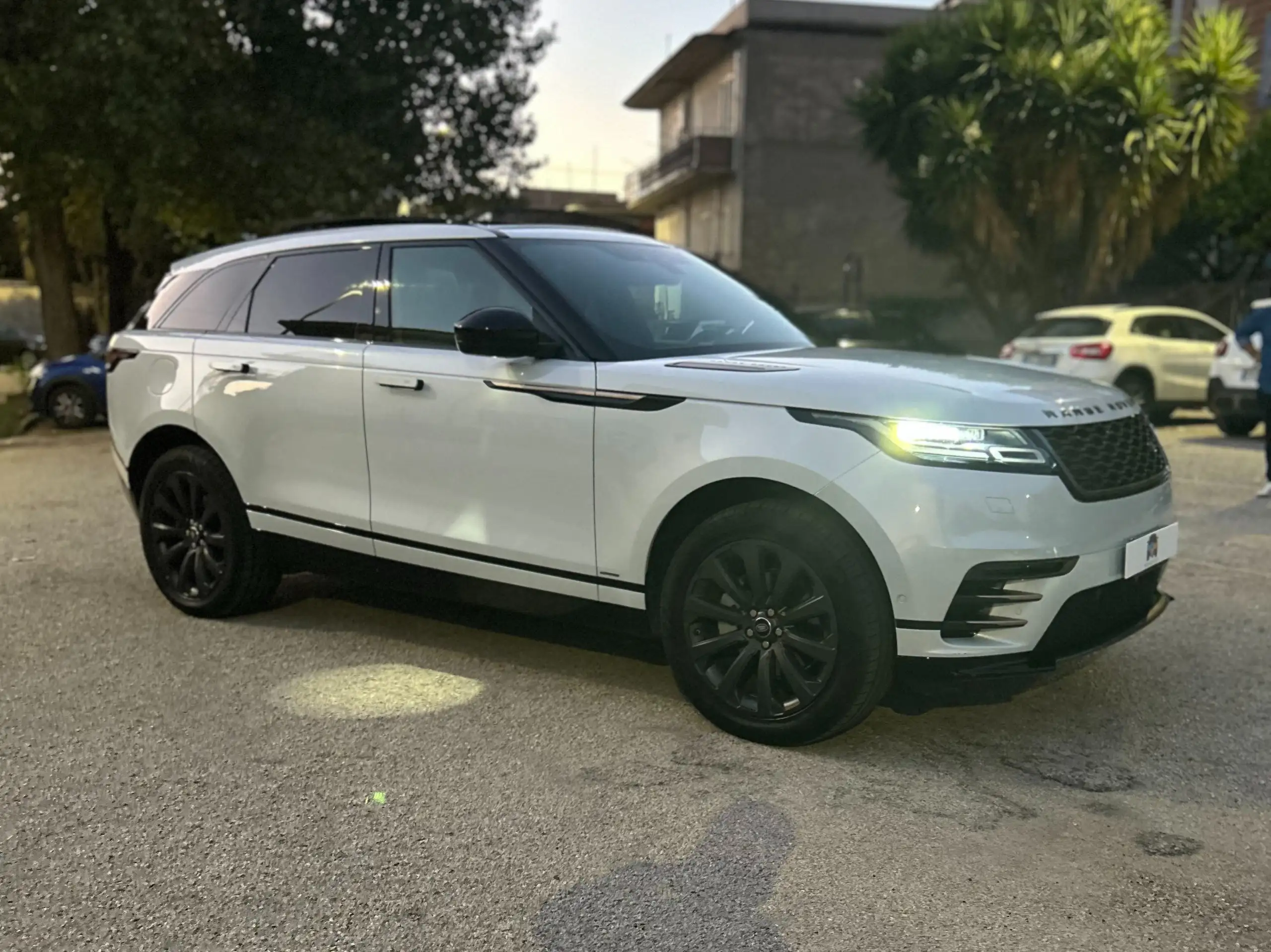 Land Rover - Range Rover Velar