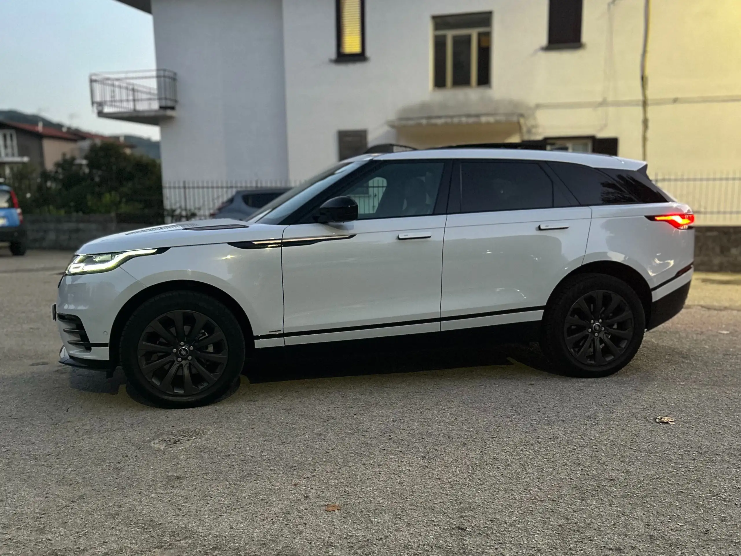 Land Rover - Range Rover Velar