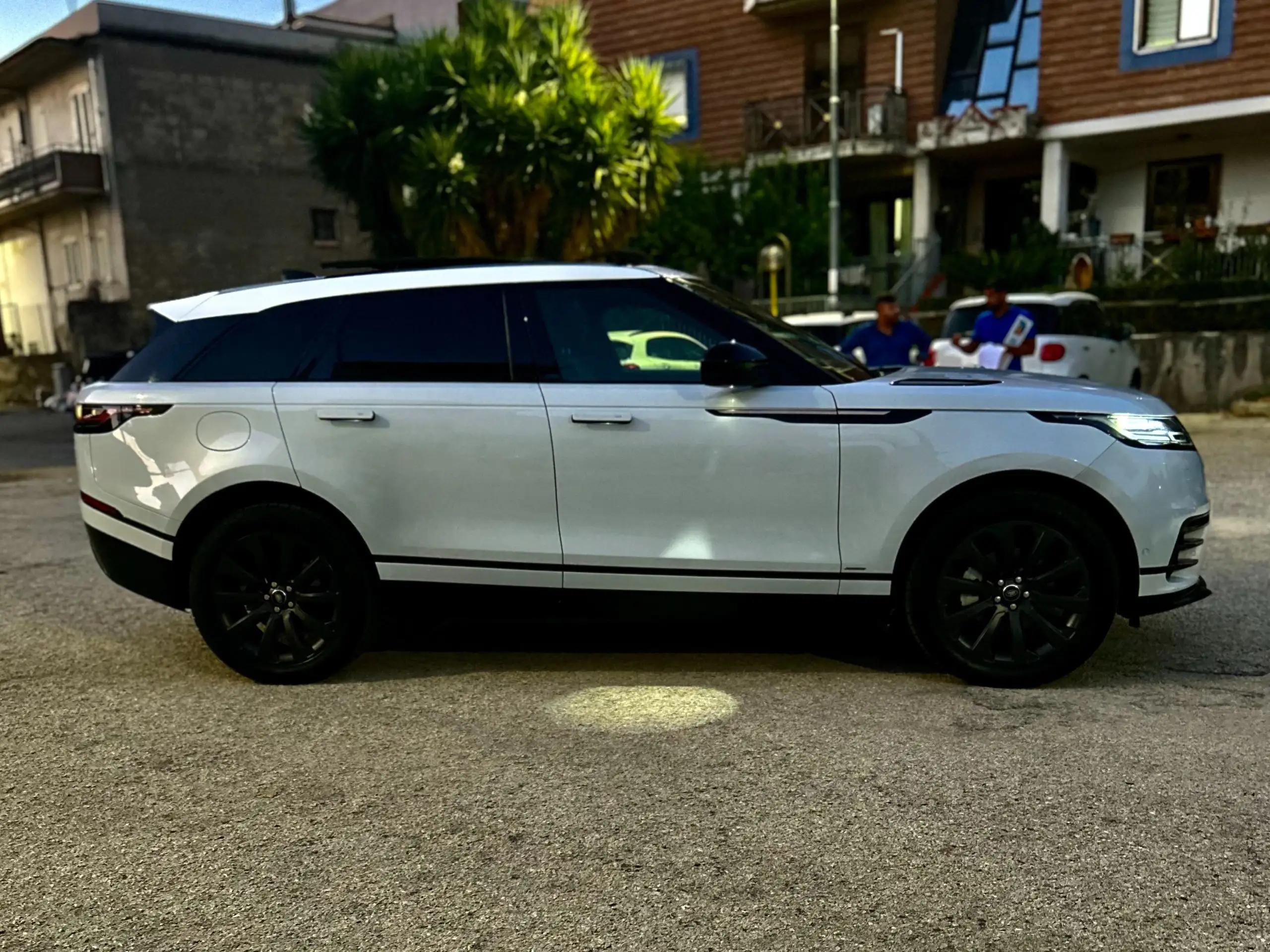 Land Rover - Range Rover Velar