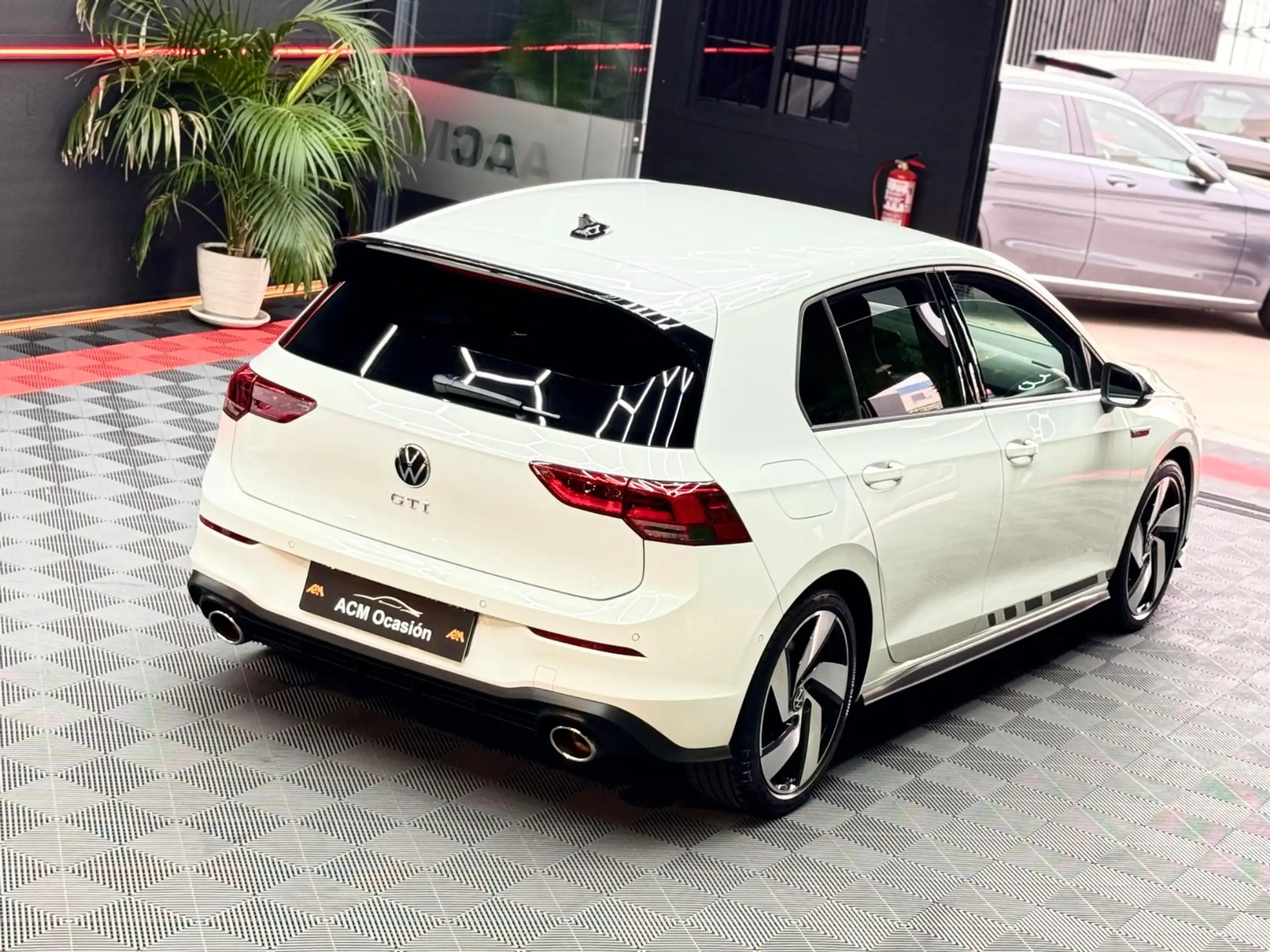 Volkswagen - Golf GTI