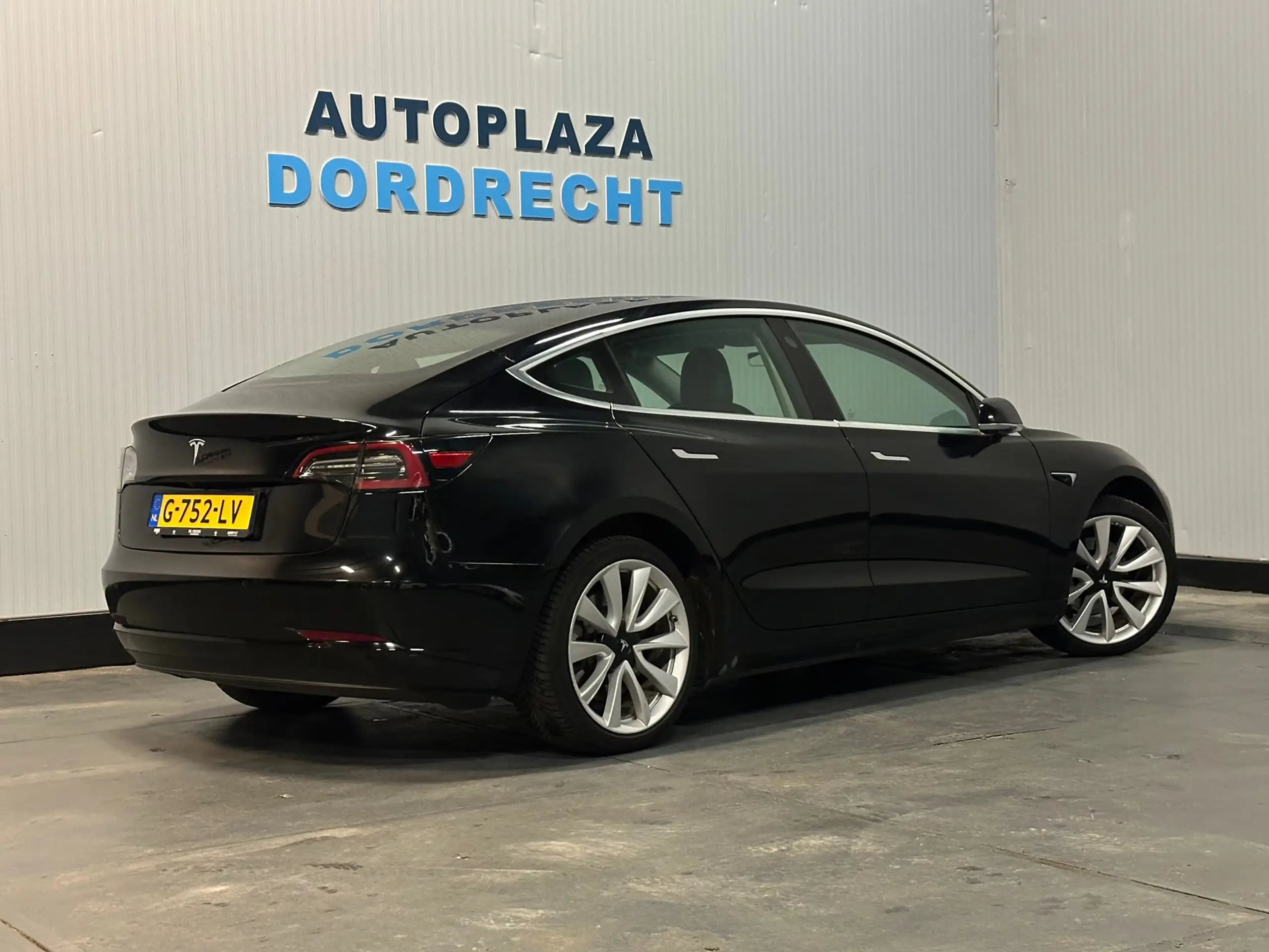 Tesla - Model 3