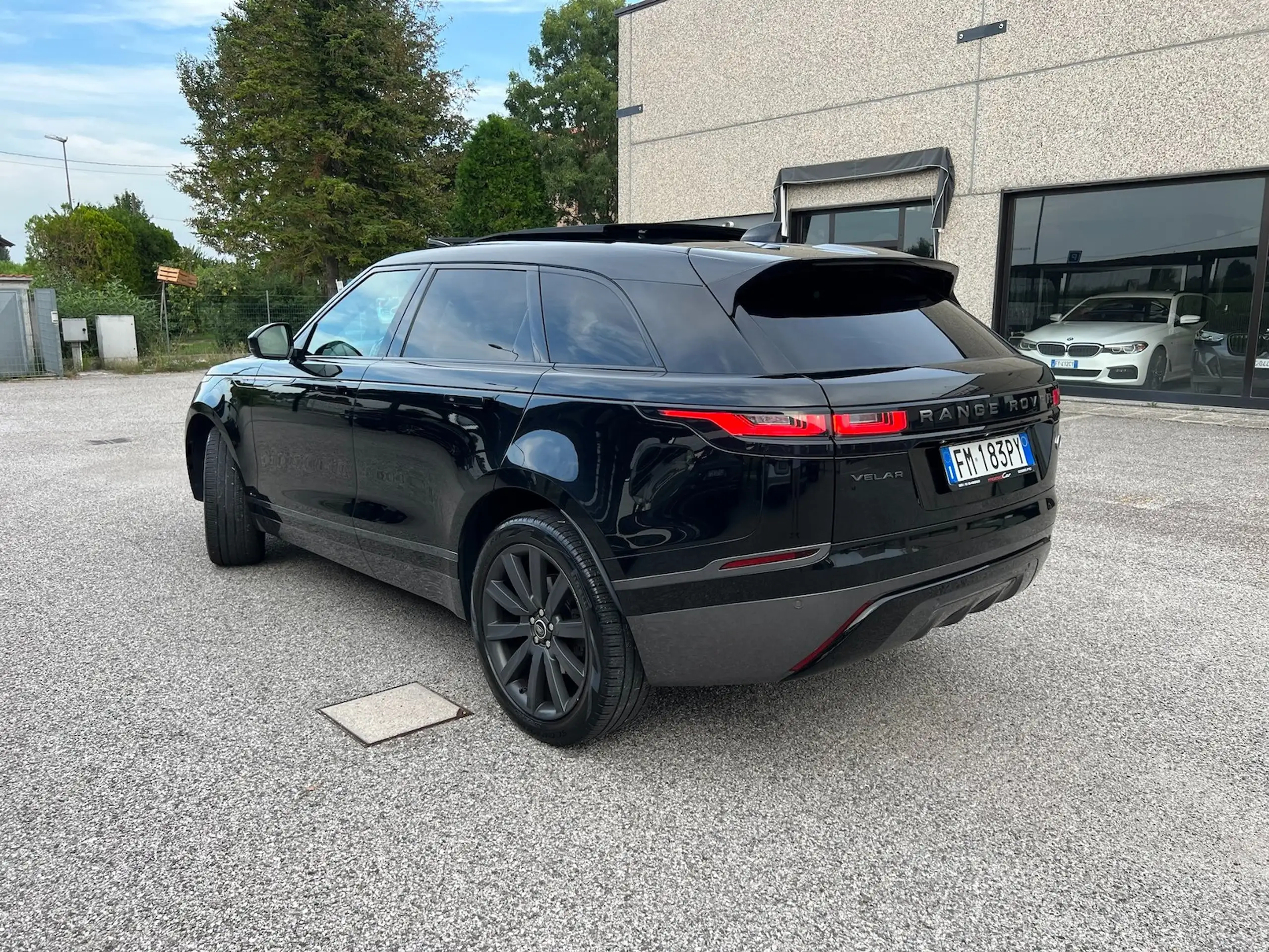 Land Rover - Range Rover Velar