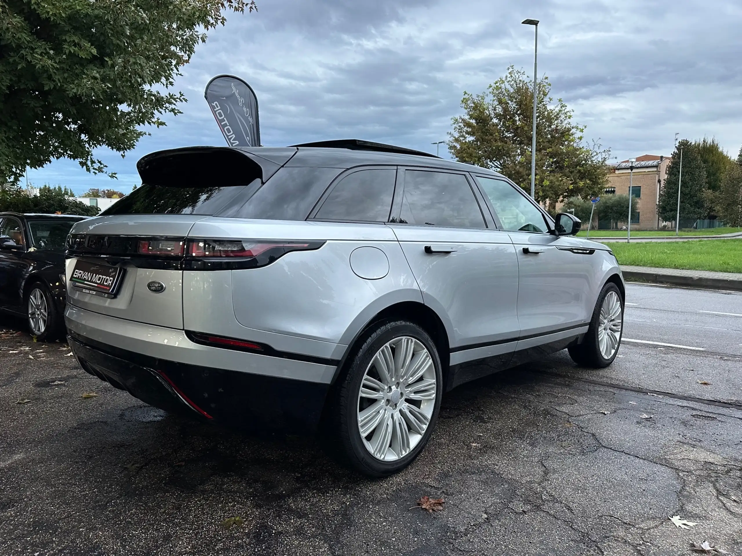 Land Rover - Range Rover Velar