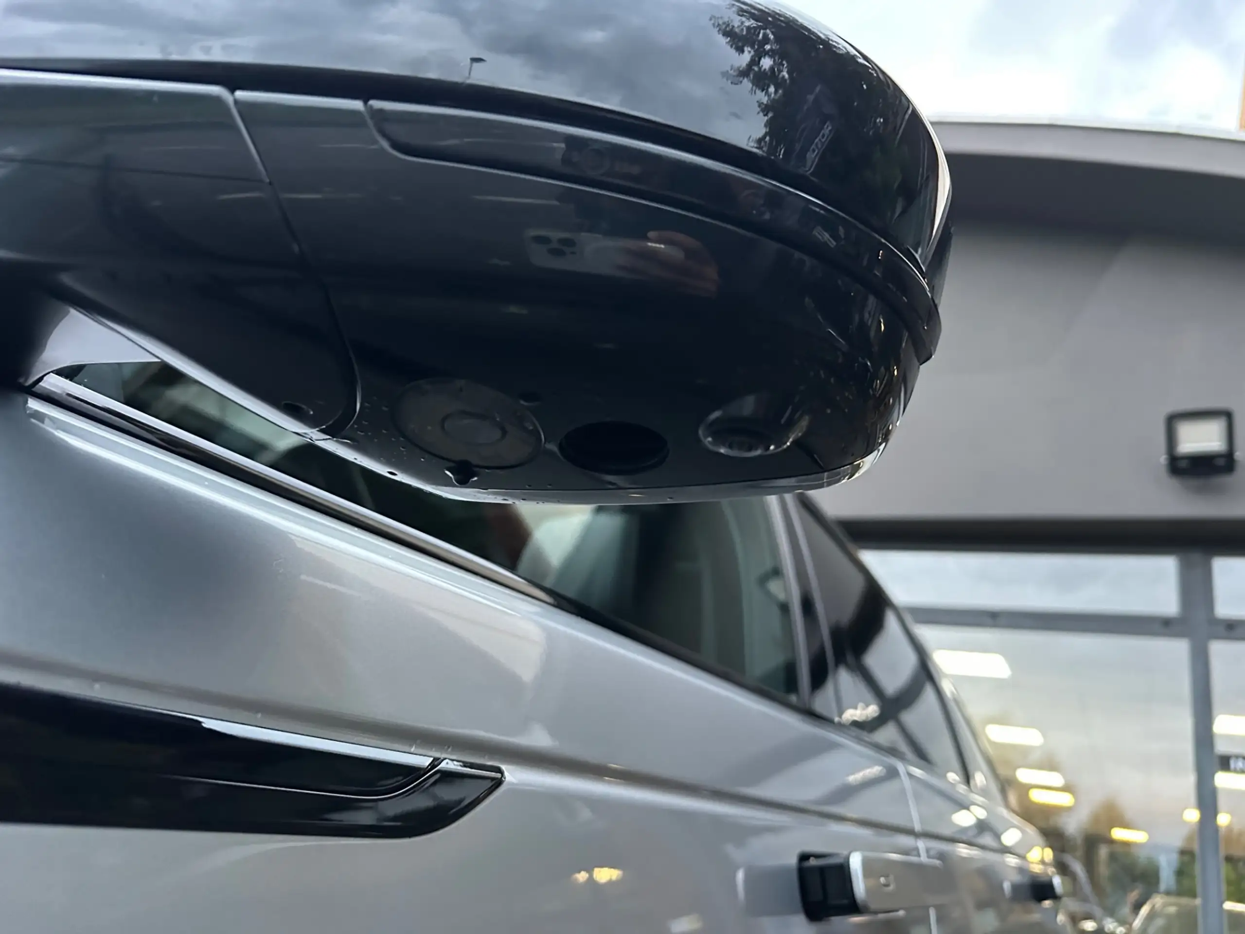 Land Rover - Range Rover Velar