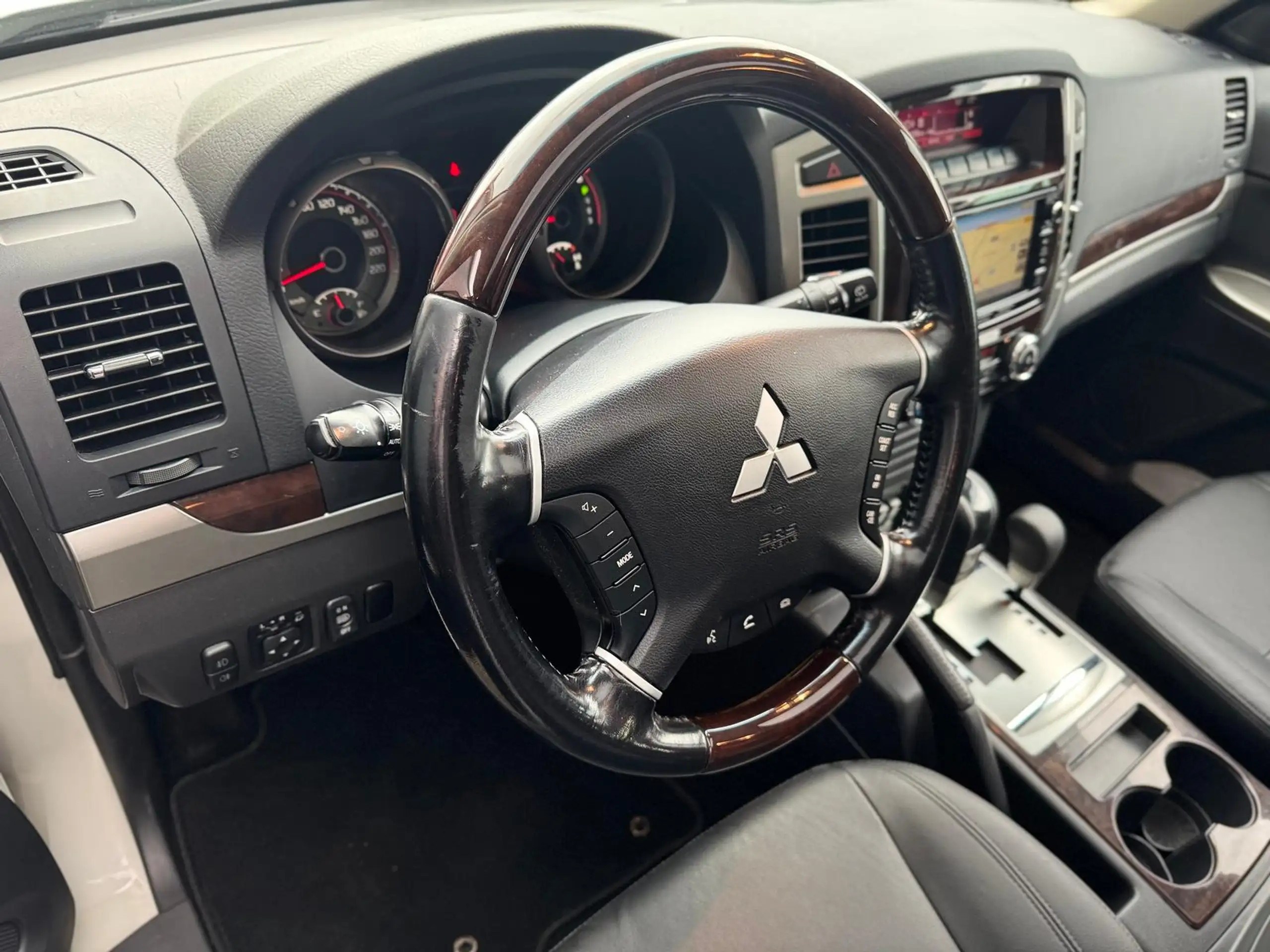 Mitsubishi - Pajero