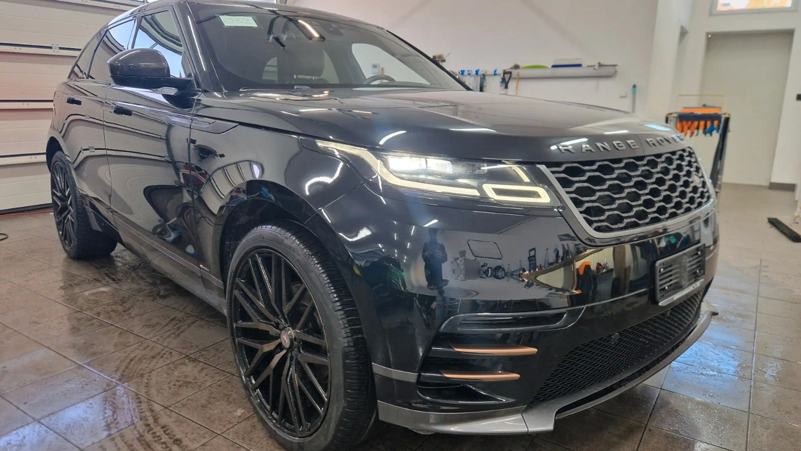 Land Rover - Range Rover Velar