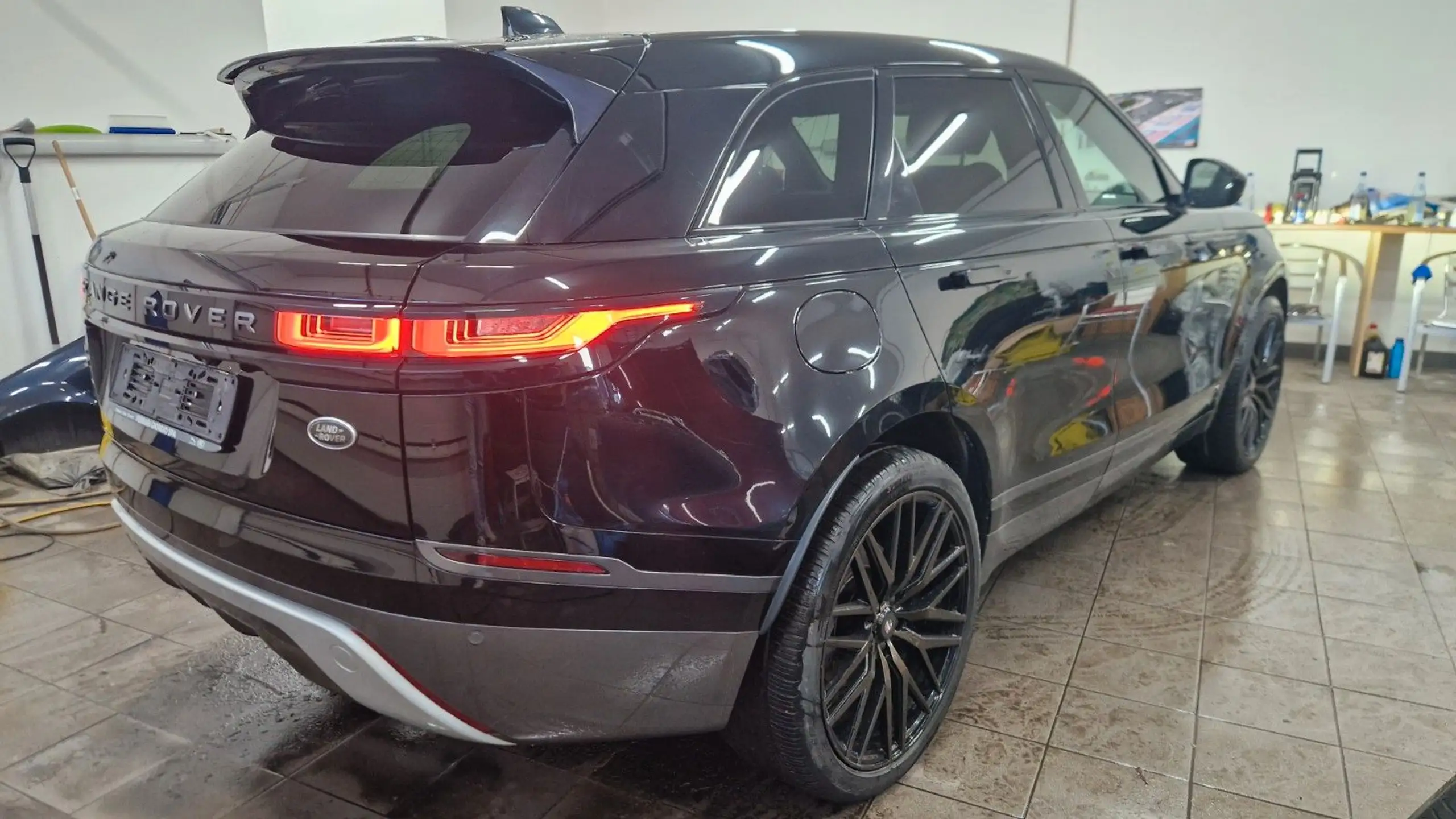 Land Rover - Range Rover Velar