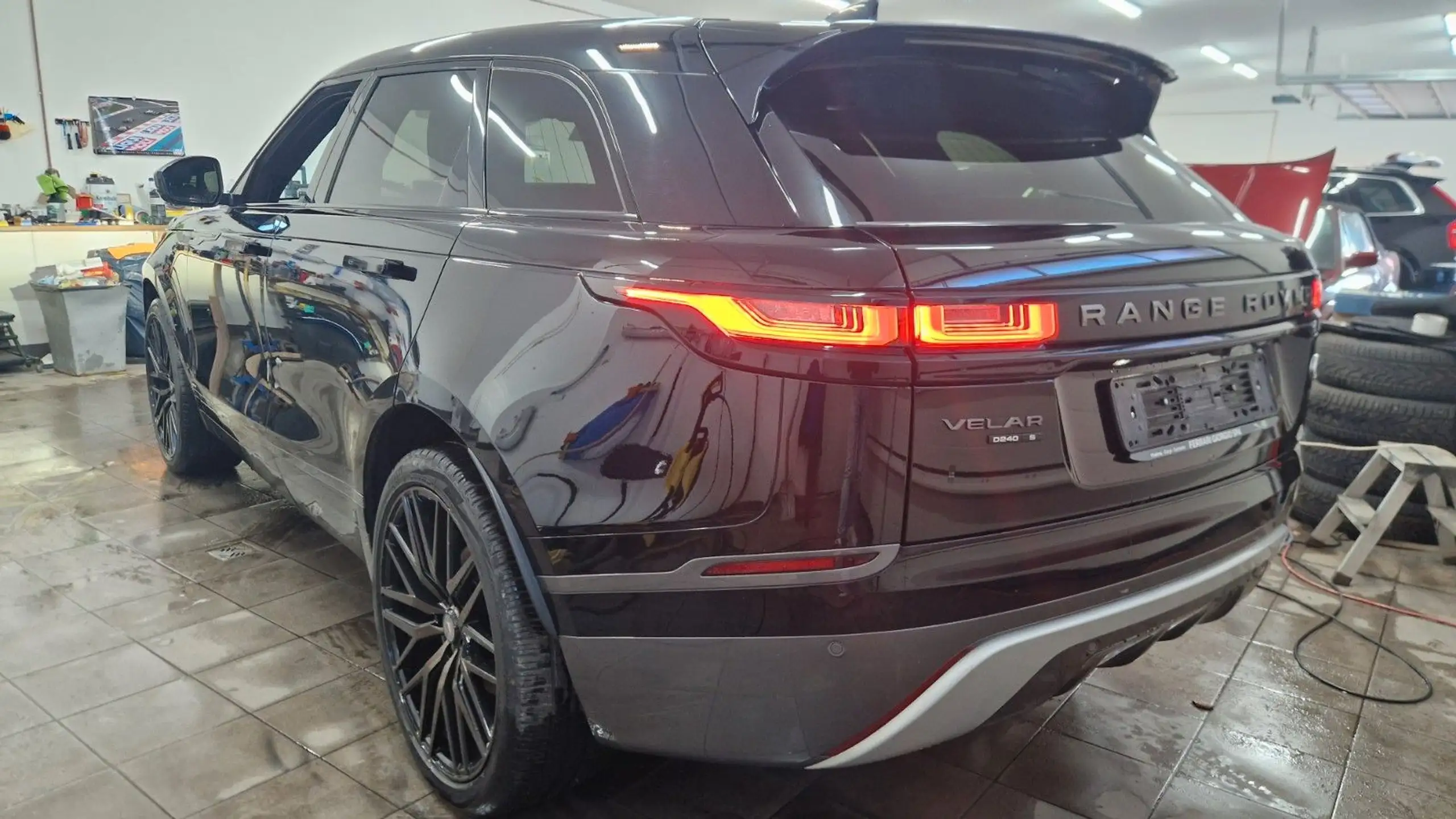 Land Rover - Range Rover Velar