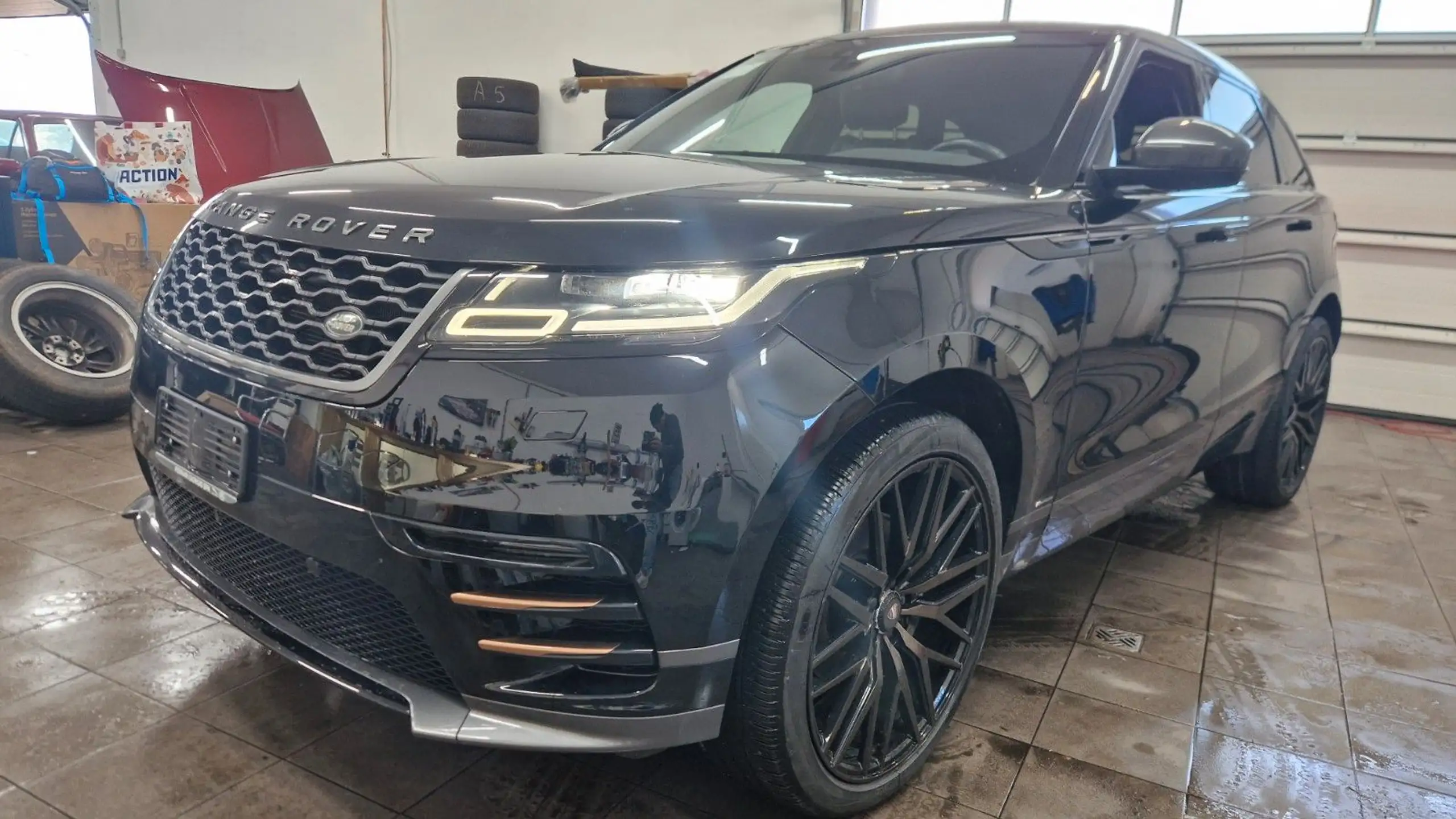 Land Rover - Range Rover Velar