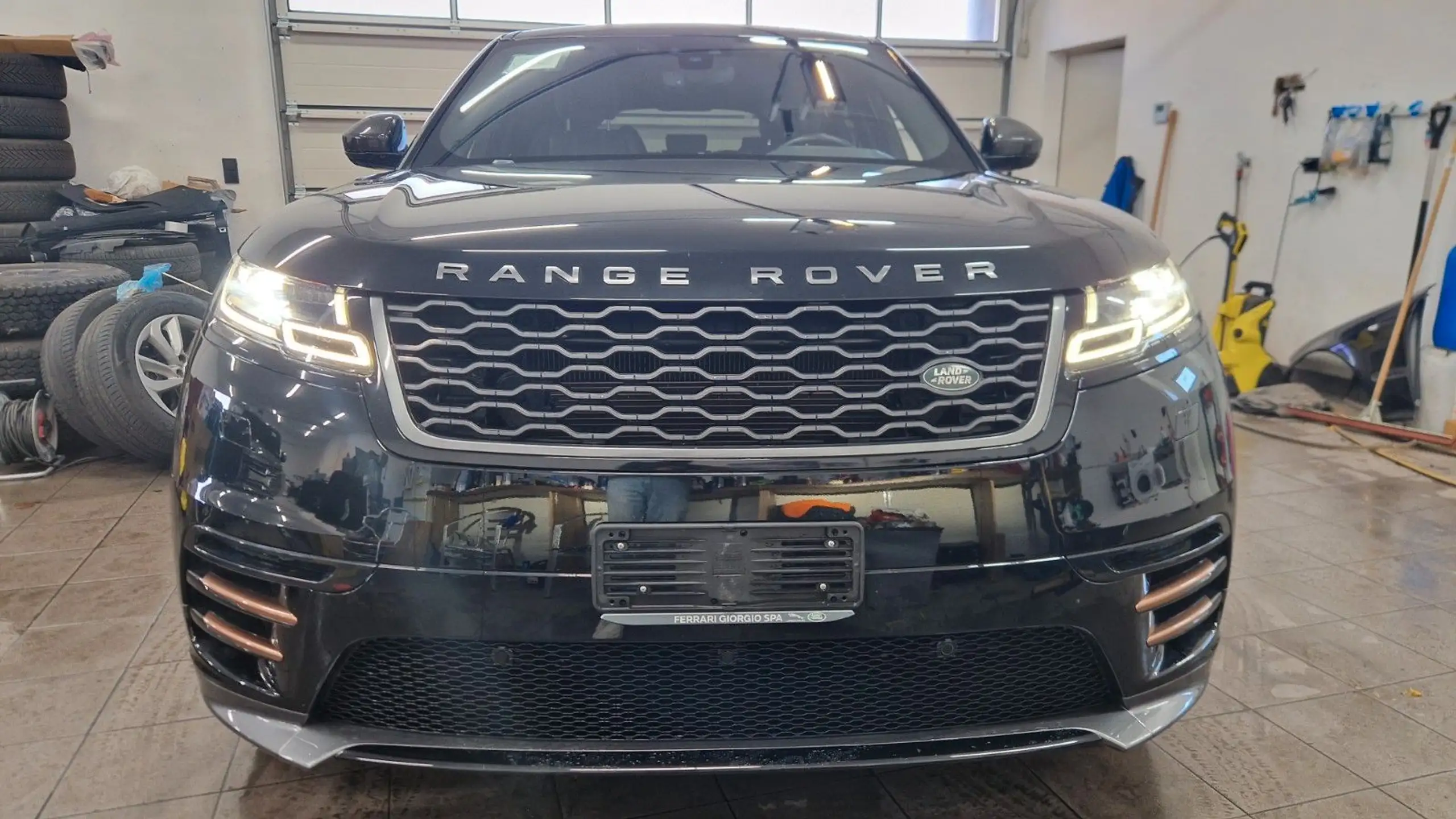 Land Rover - Range Rover Velar