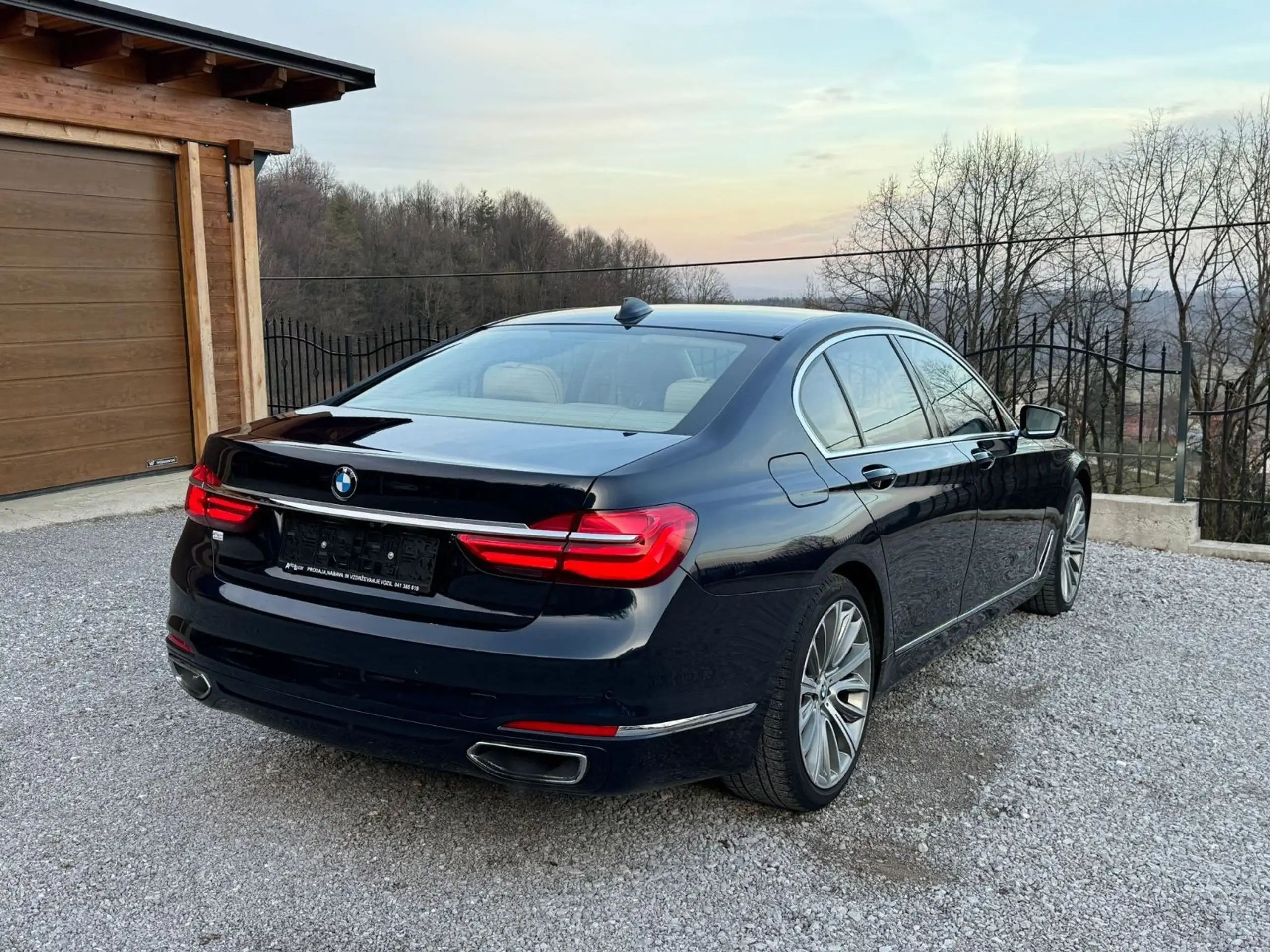 BMW - 730