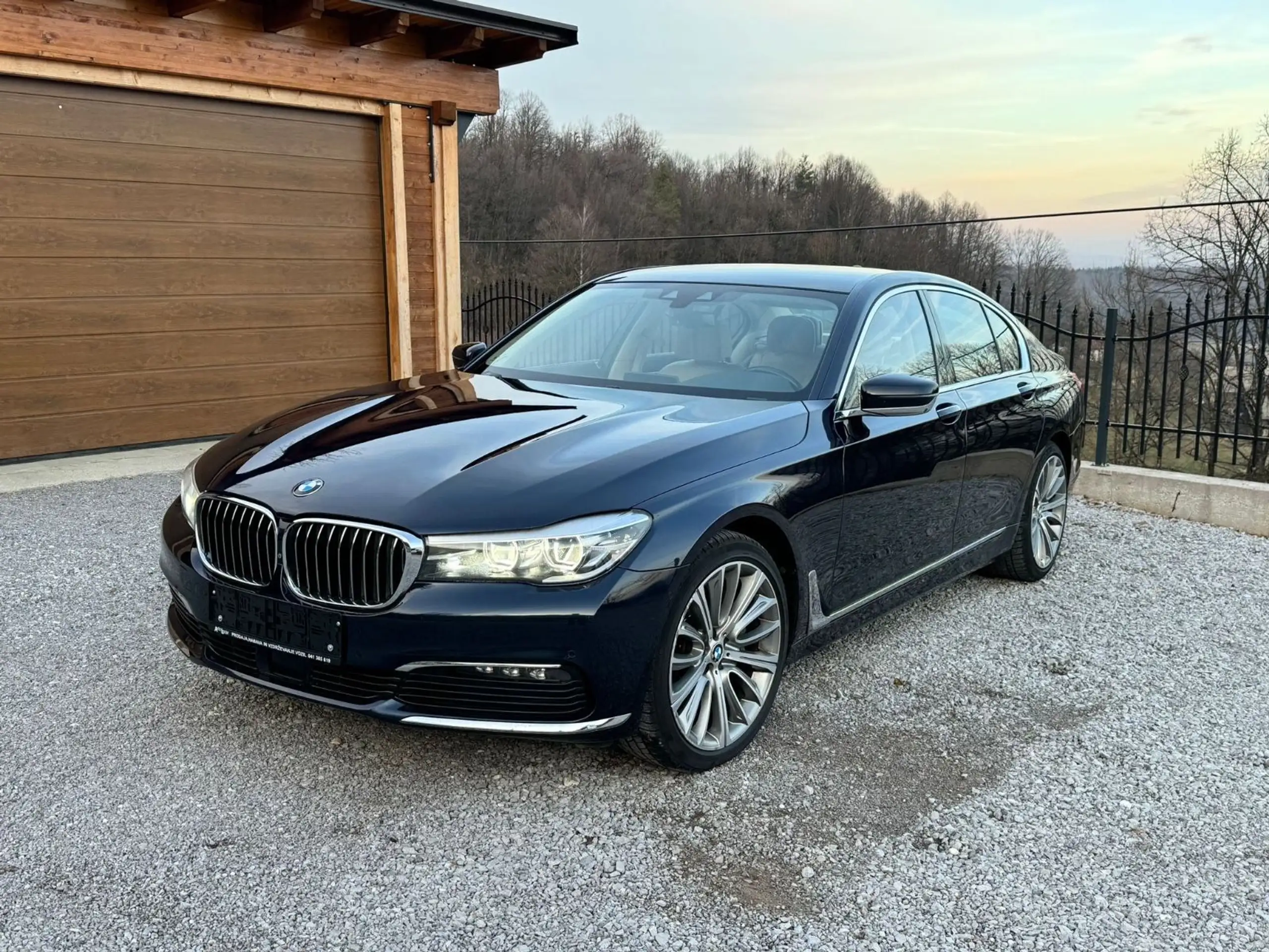 BMW - 730