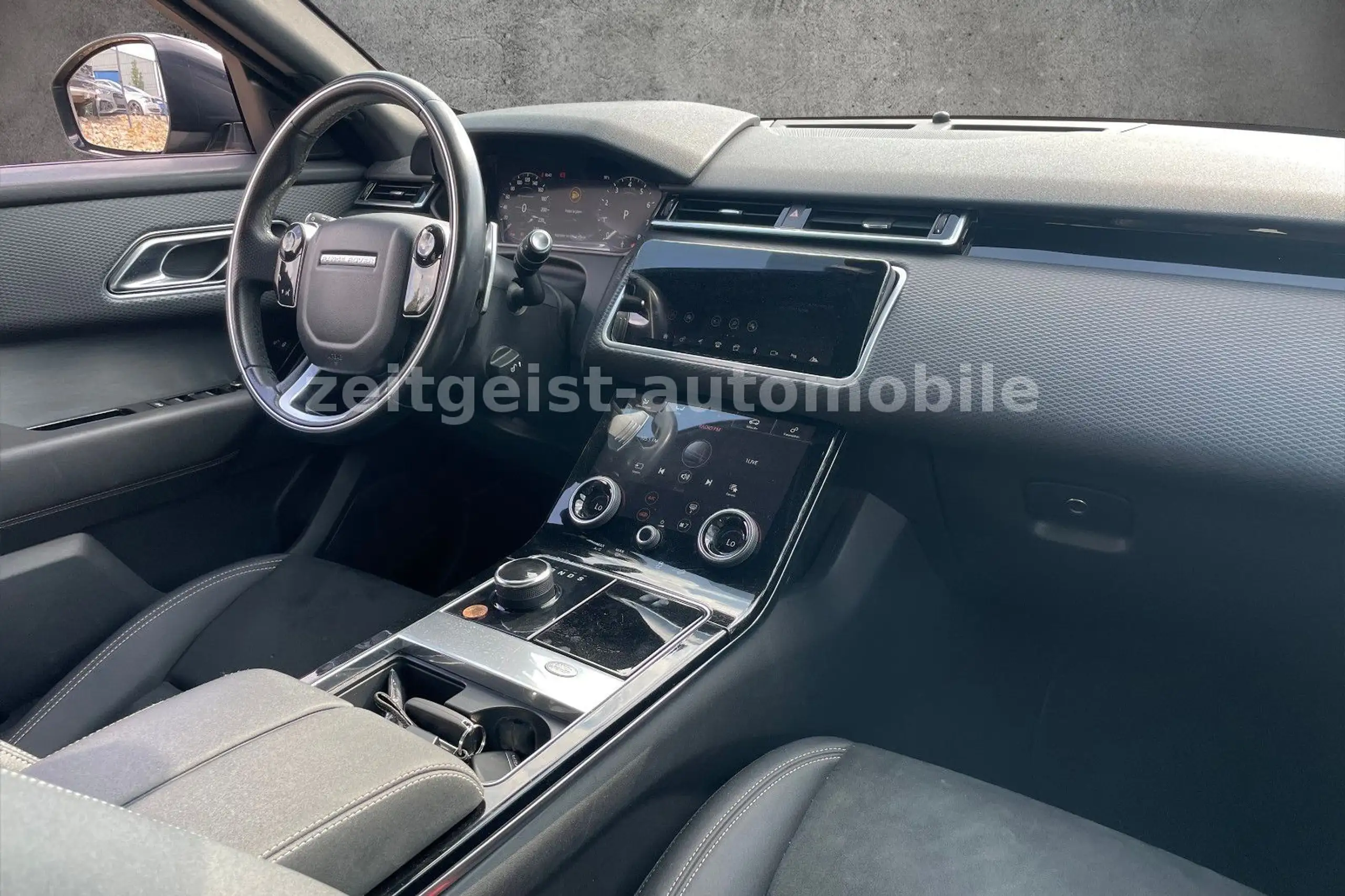 Land Rover - Range Rover Velar