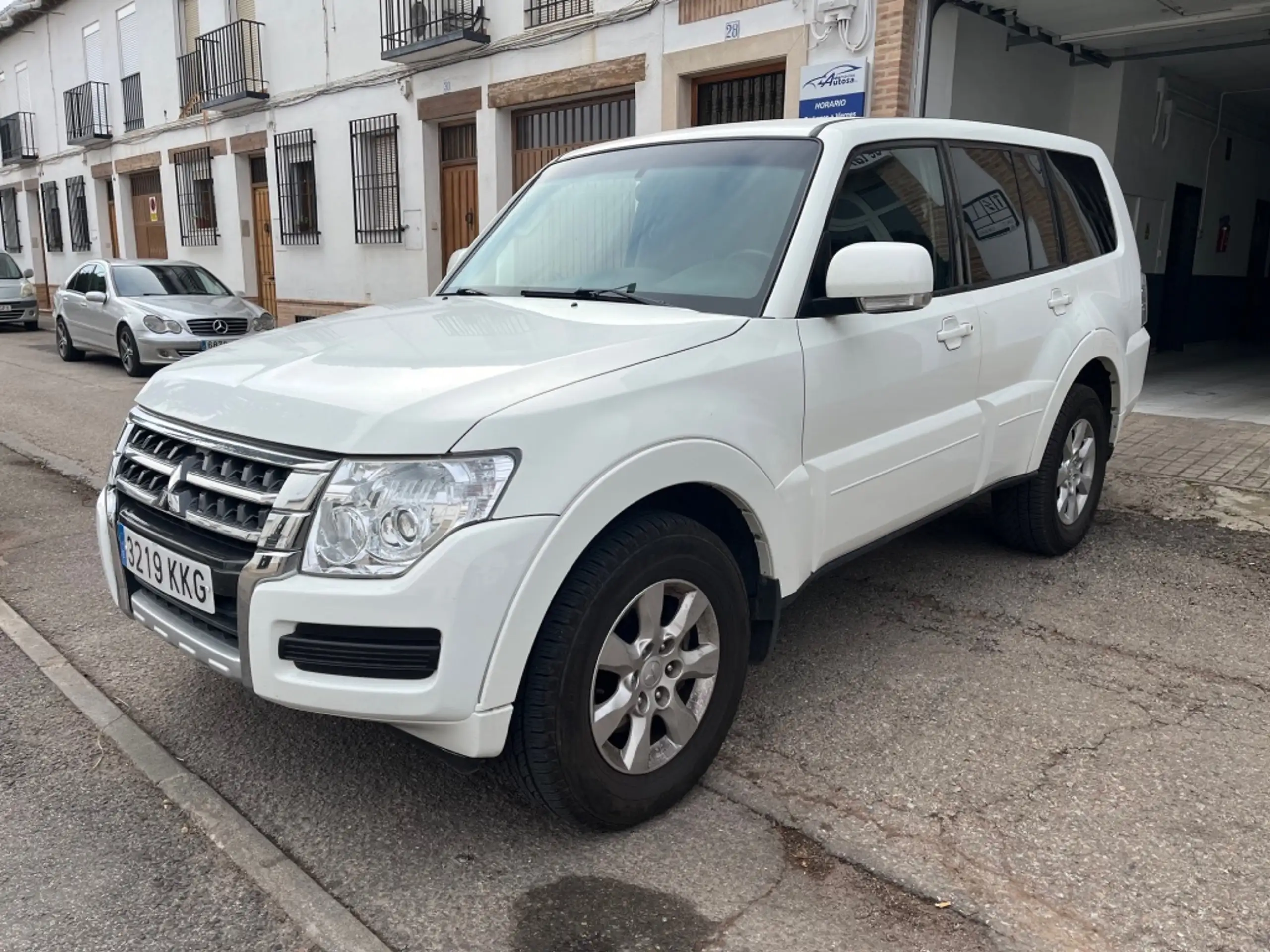 Mitsubishi - Montero