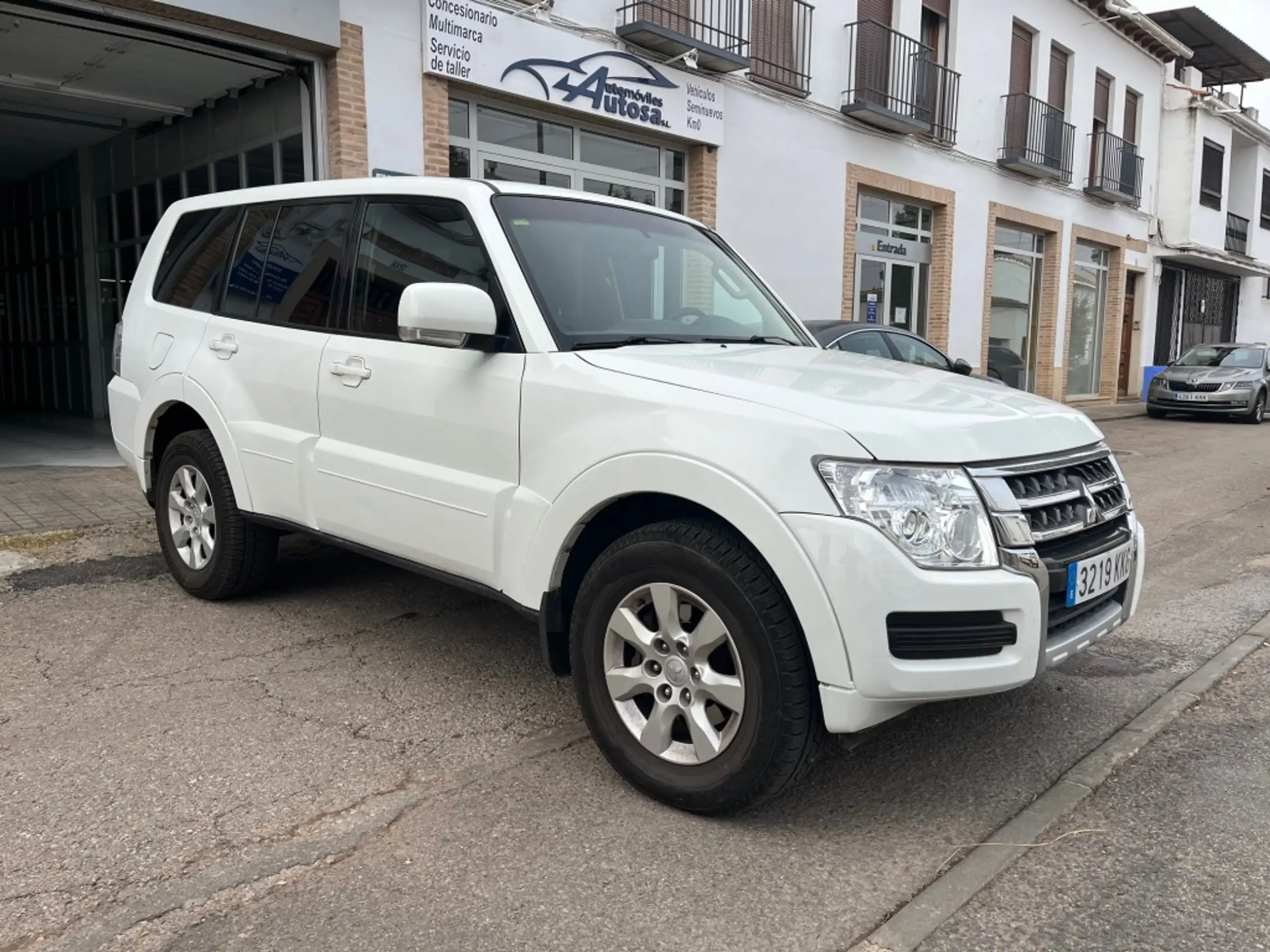 Mitsubishi - Montero