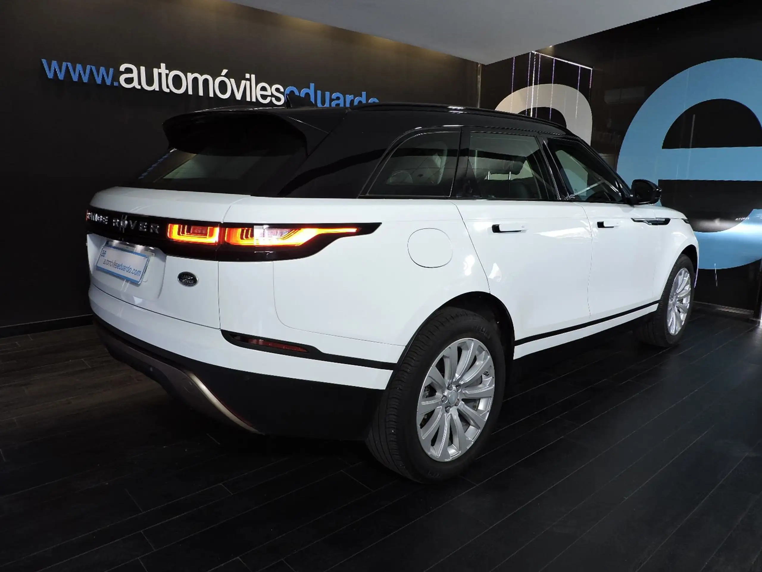 Land Rover - Range Rover Velar