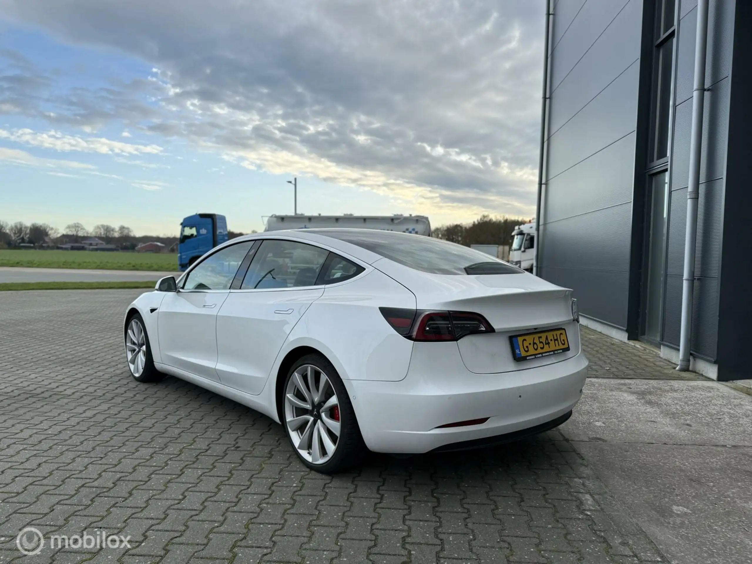 Tesla - Model 3