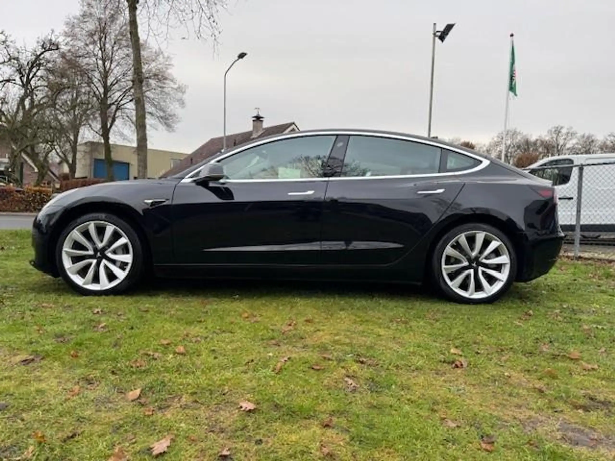 Tesla - Model 3