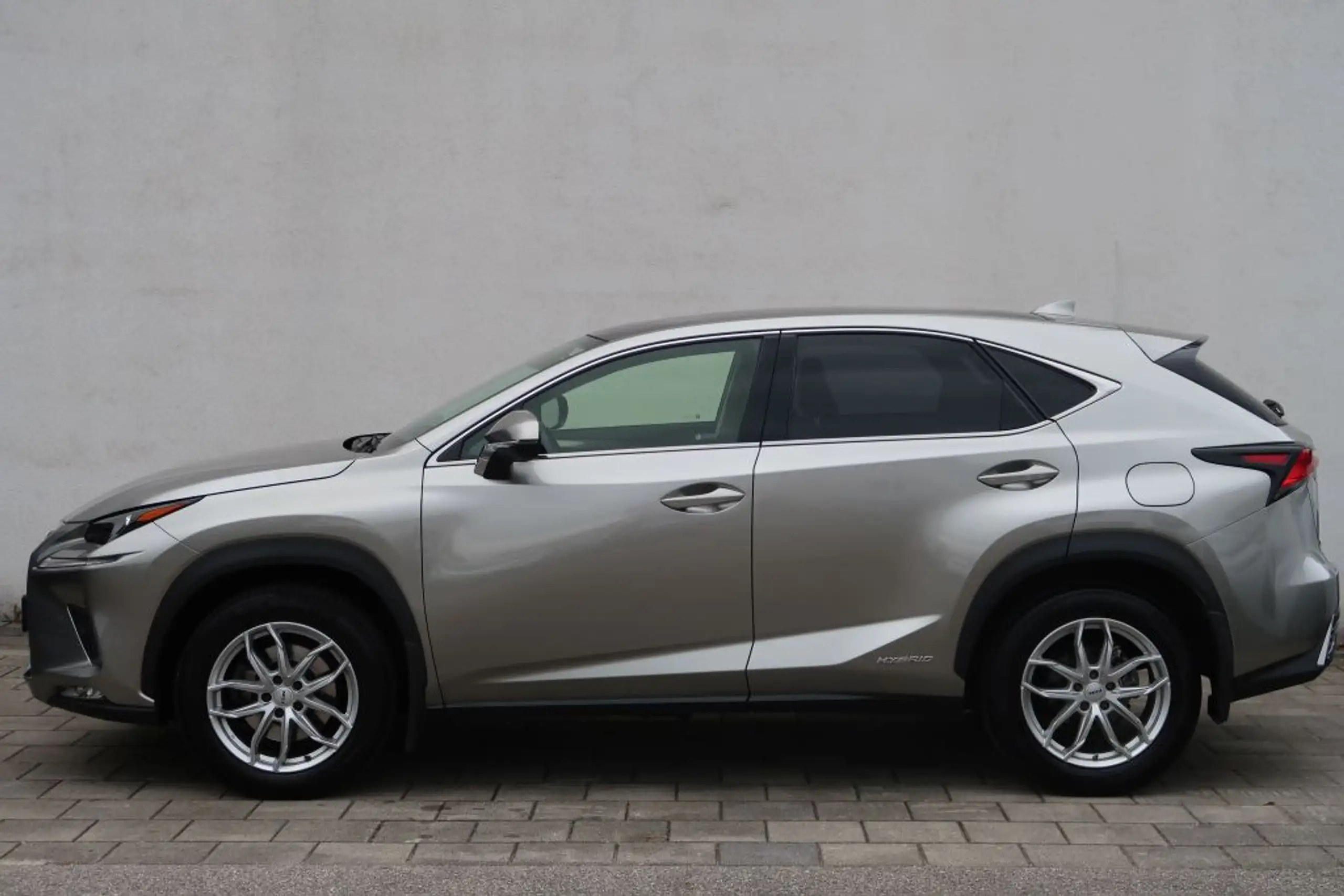 Lexus - NX 300