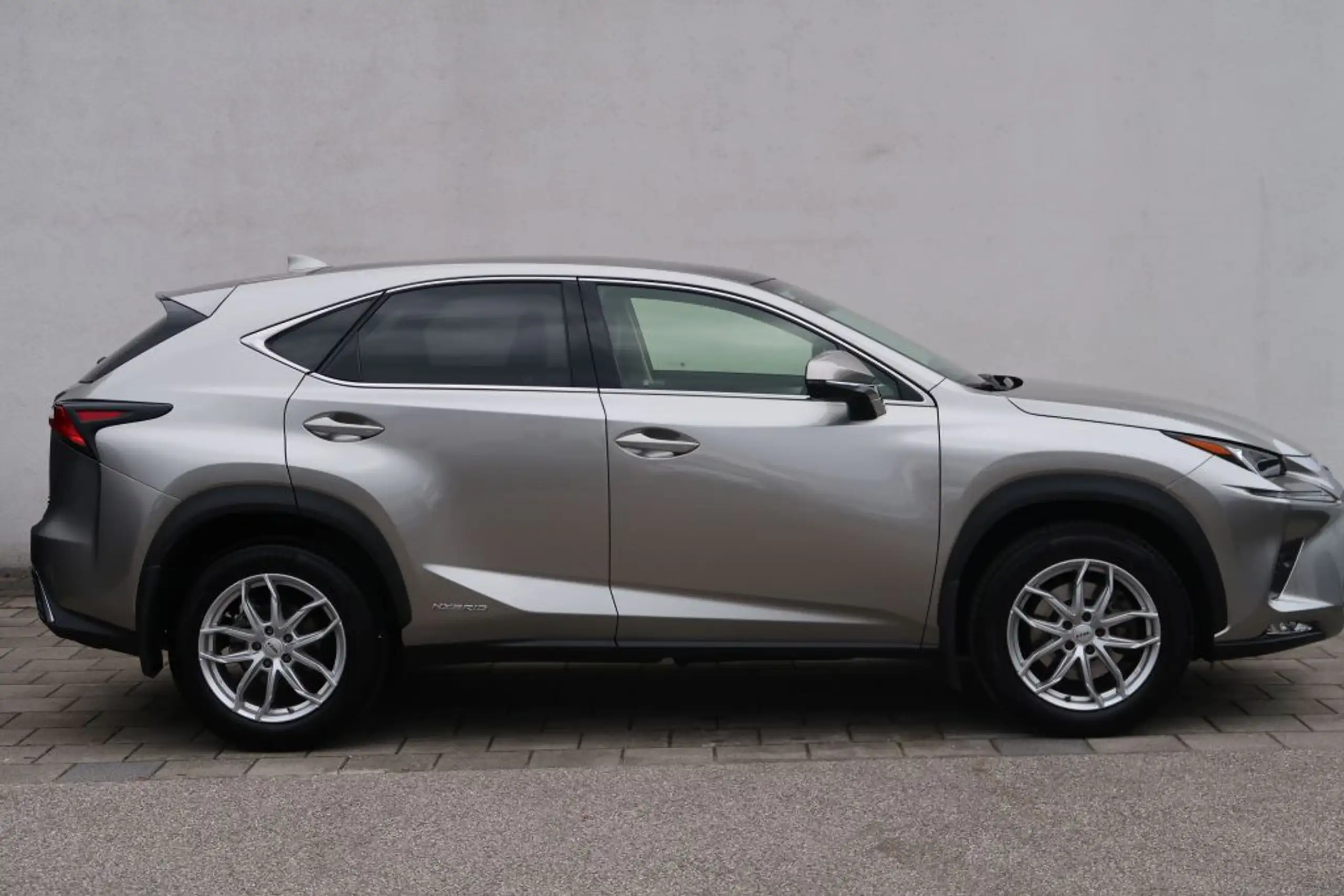 Lexus - NX 300