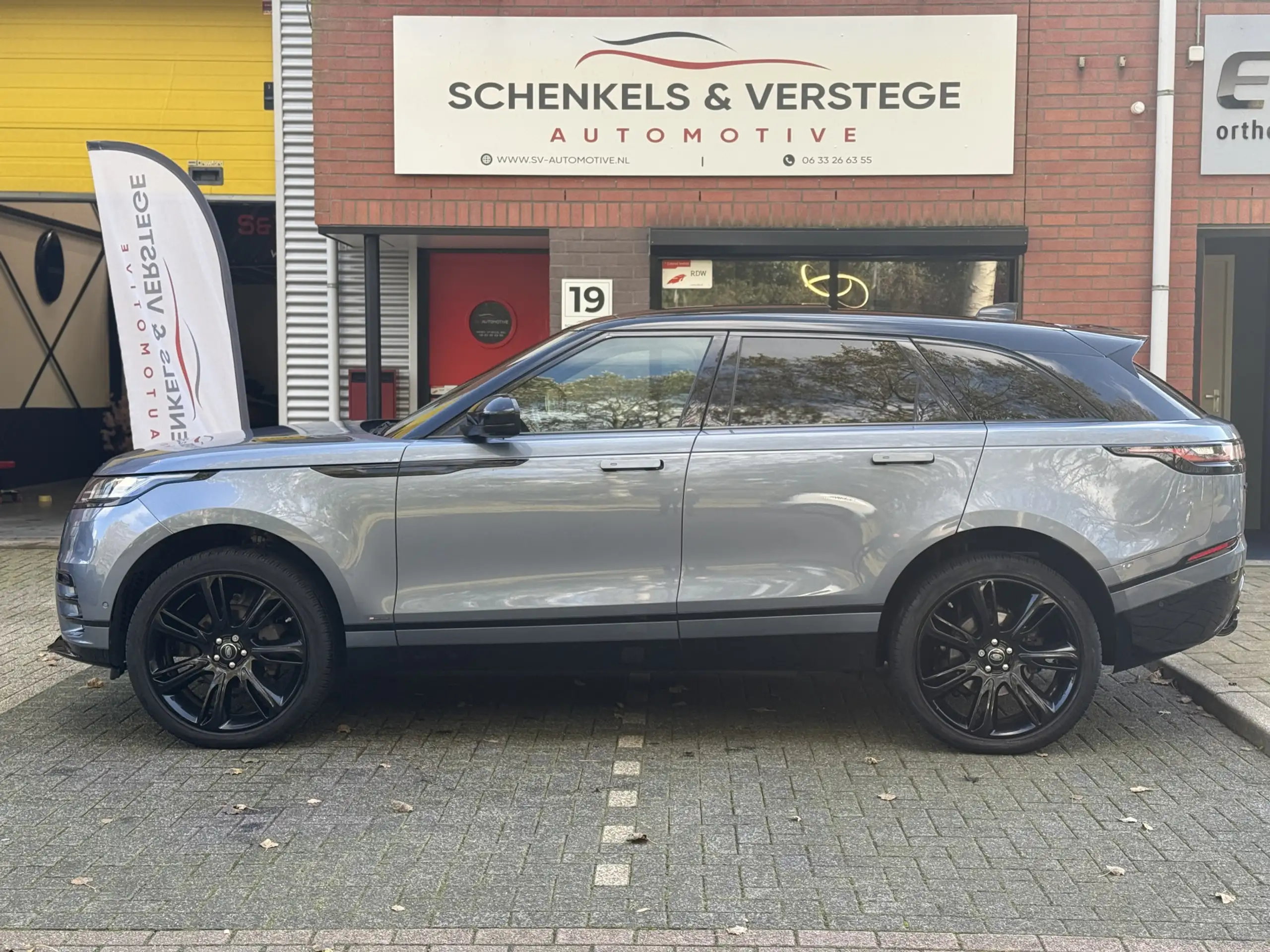 Land Rover - Range Rover Velar