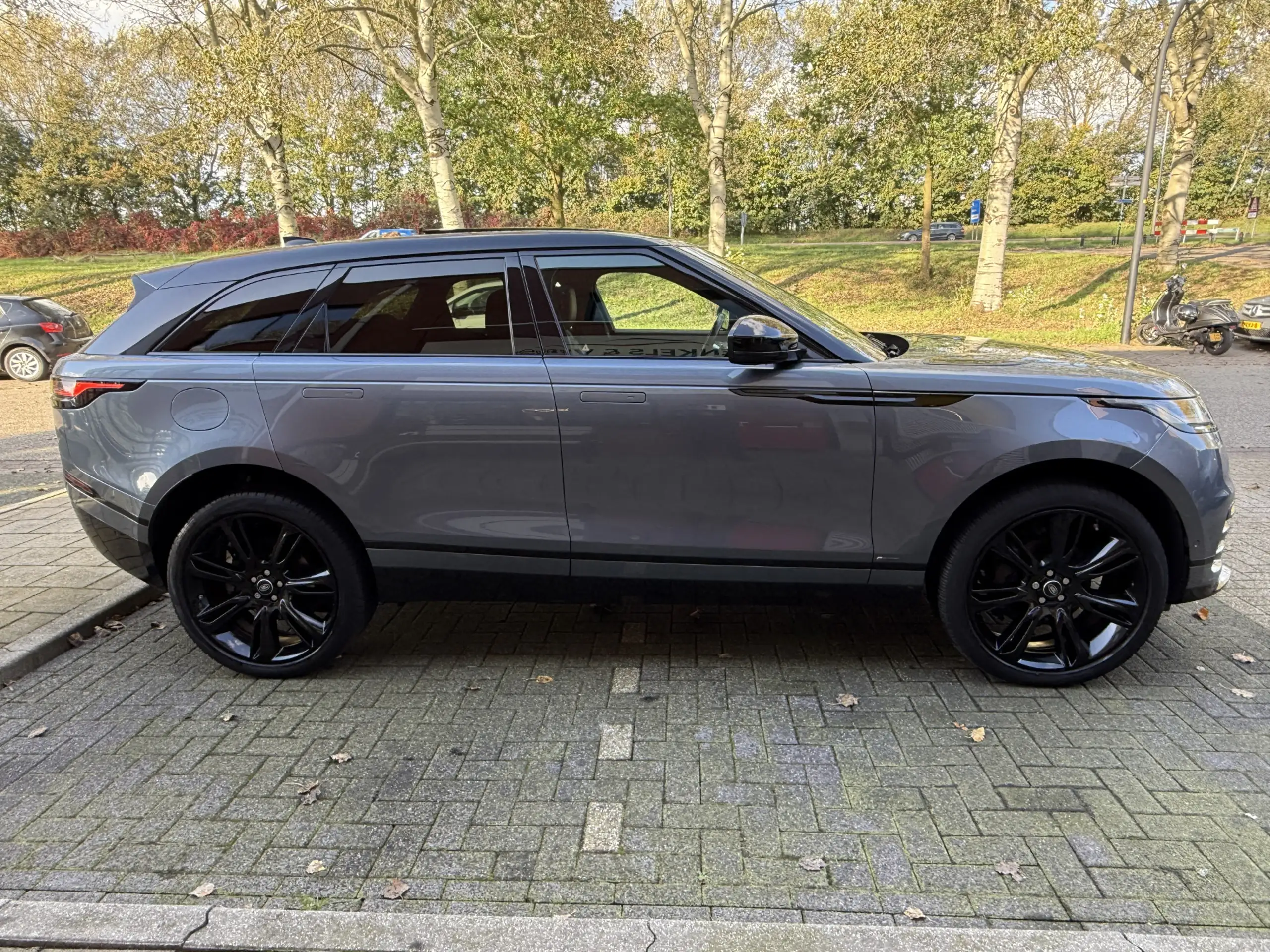 Land Rover - Range Rover Velar